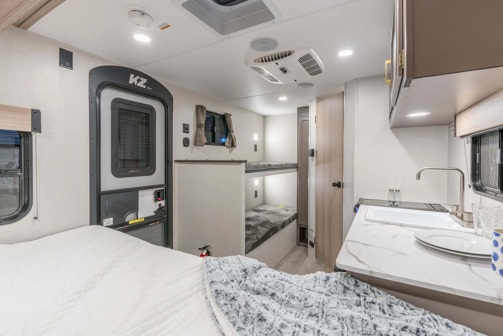 2026 KZ RV Sportsmen Classic 130BH Travel Trailer Living Room — illustration du fabricant, millésime indiqué sur la photo