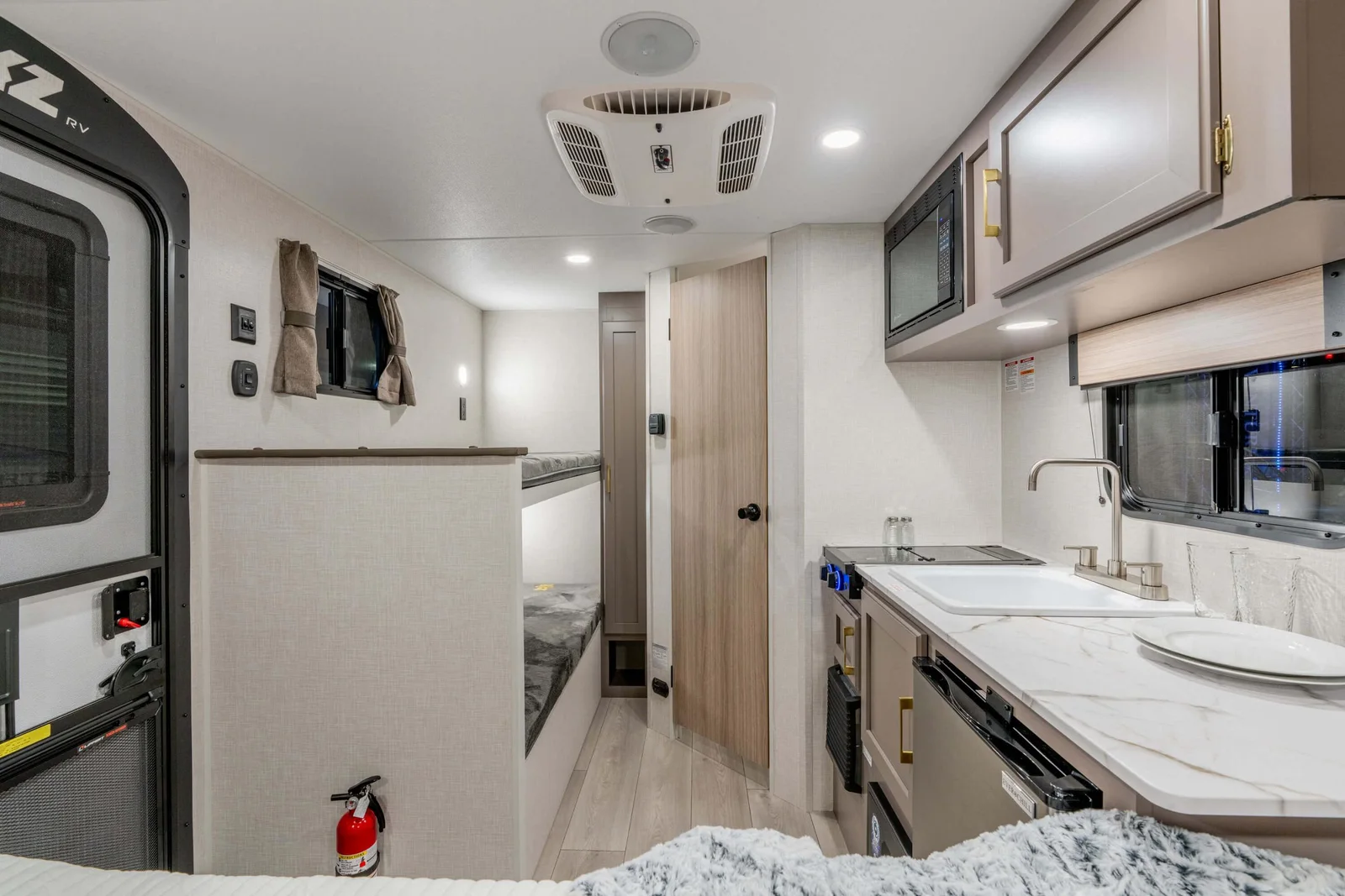2026 KZ RV Sportsmen Classic 130BH Travel Trailer Front to Back — illustration du fabricant, millésime indiqué sur la photo