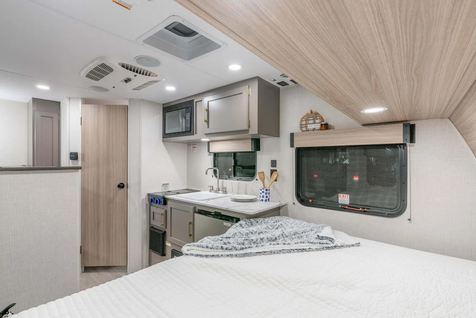 2026 KZ RV Sportsmen Classic 130BH Travel Trailer Kitchen 2 — illustration du fabricant, millésime indiqué sur la photo