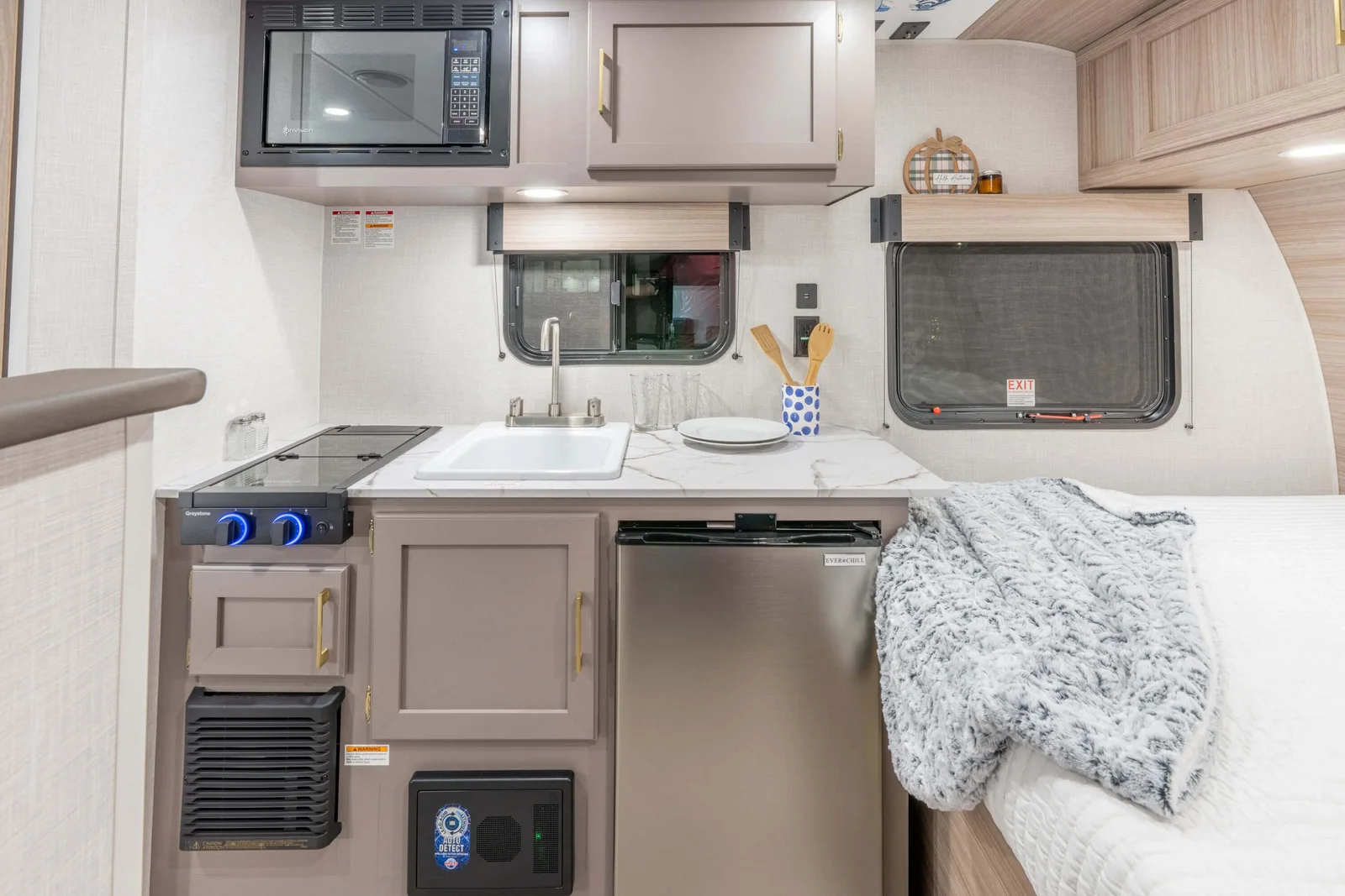 2026 KZ RV Sportsmen Classic 130BH Travel Trailer Kitchen 1 — illustration du fabricant, millésime indiqué sur la photo