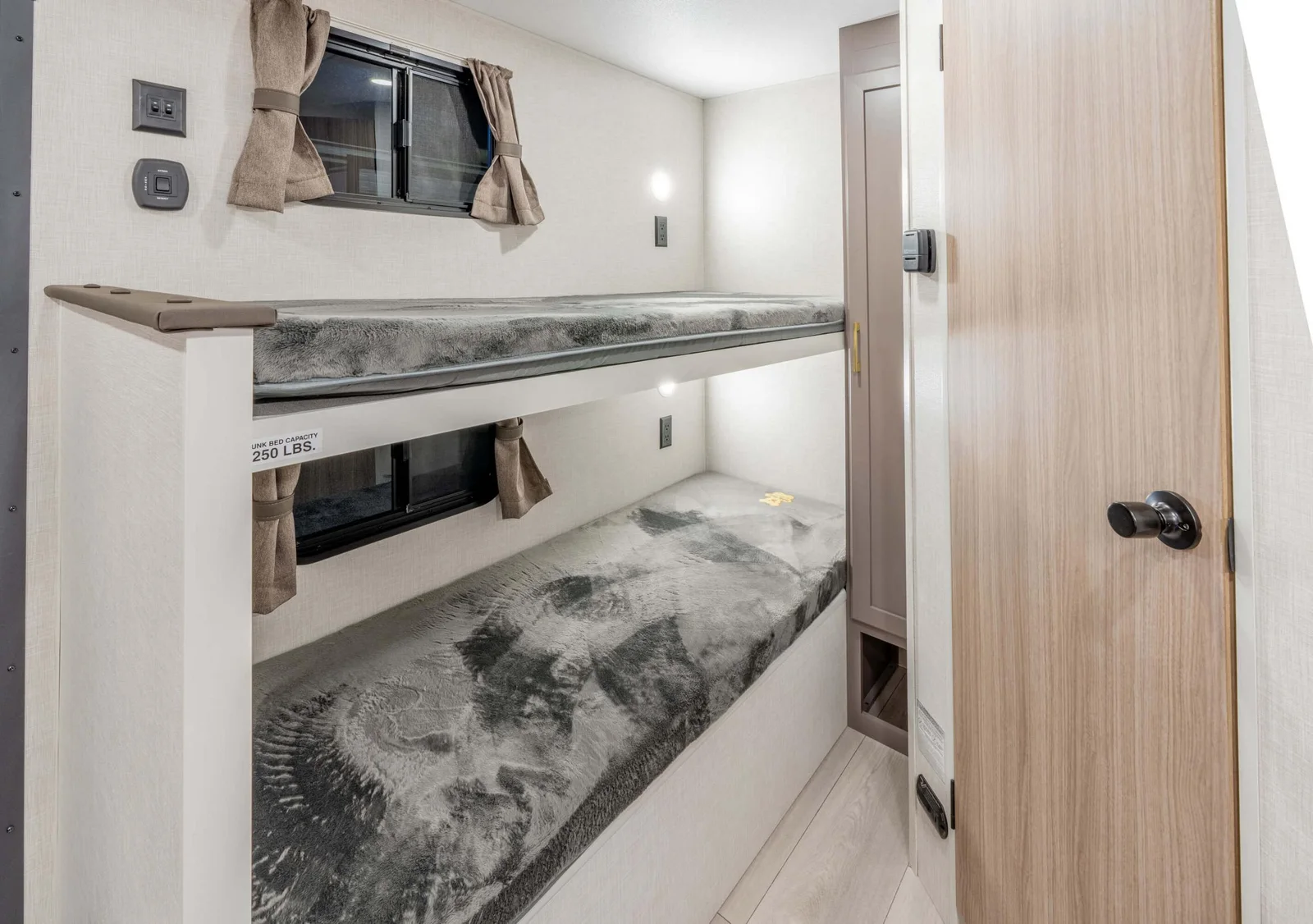 2026 KZ RV Sportsmen Classic 130BH Travel Trailer Double Bunks — illustration du fabricant, millésime indiqué sur la photo