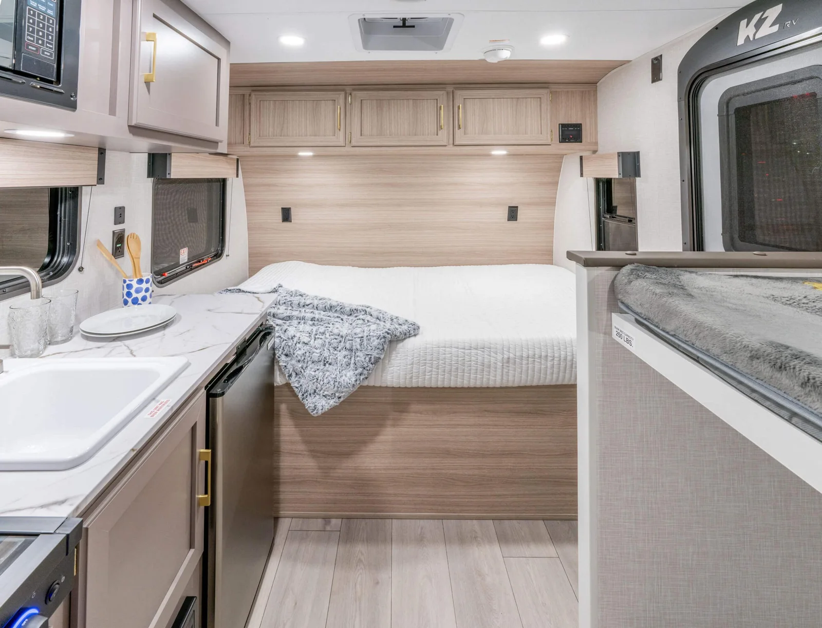 2026 KZ RV Sportsmen Classic 130BH Travel Trailer Back to Front — illustration du fabricant, millésime indiqué sur la photo