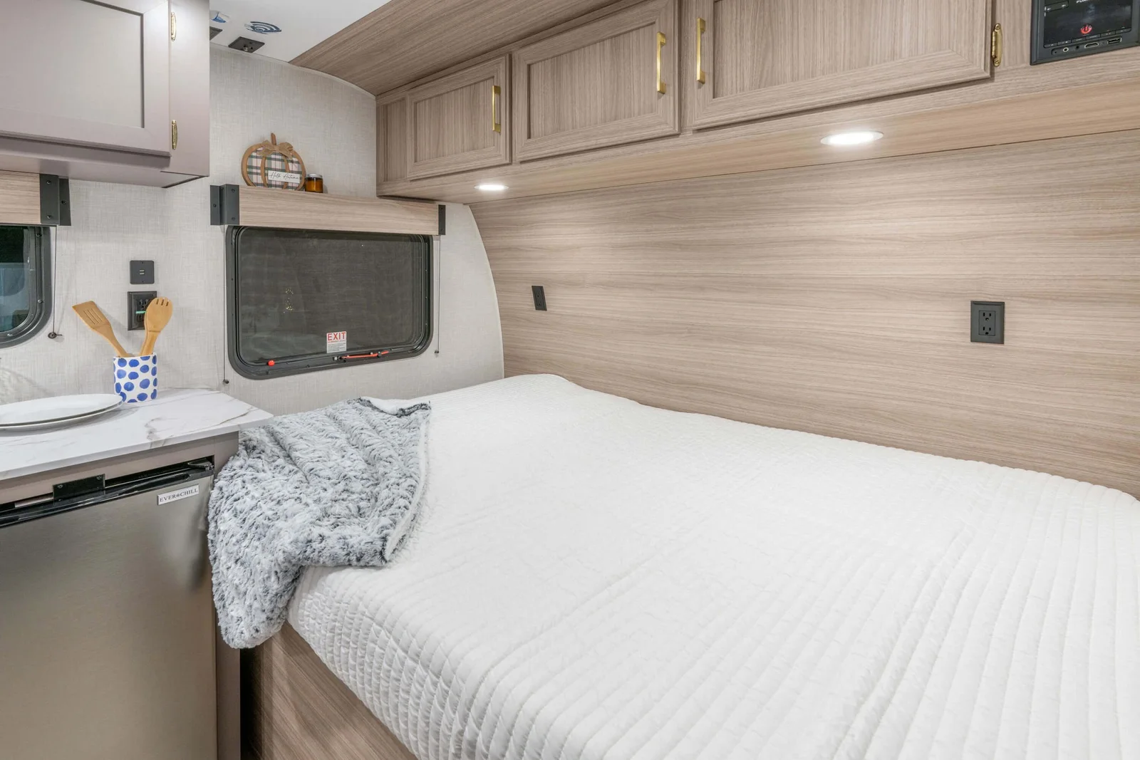 2026 KZ RV Sportsmen Classic 130BH Travel Trailer Queen Bed — illustration du fabricant, millésime indiqué sur la photo