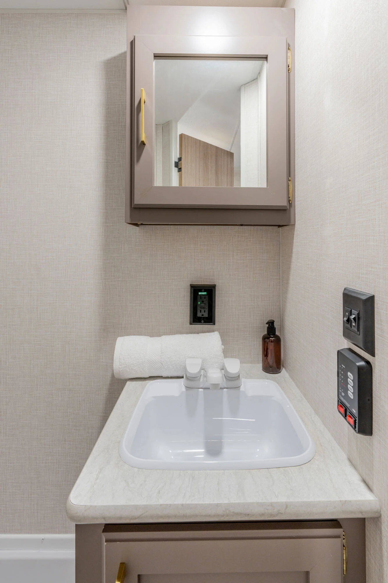 2026 KZ RV Sportsmen Classic 130BH Travel Trailer Bathroom Vanity — illustration du fabricant, millésime indiqué sur la photo
