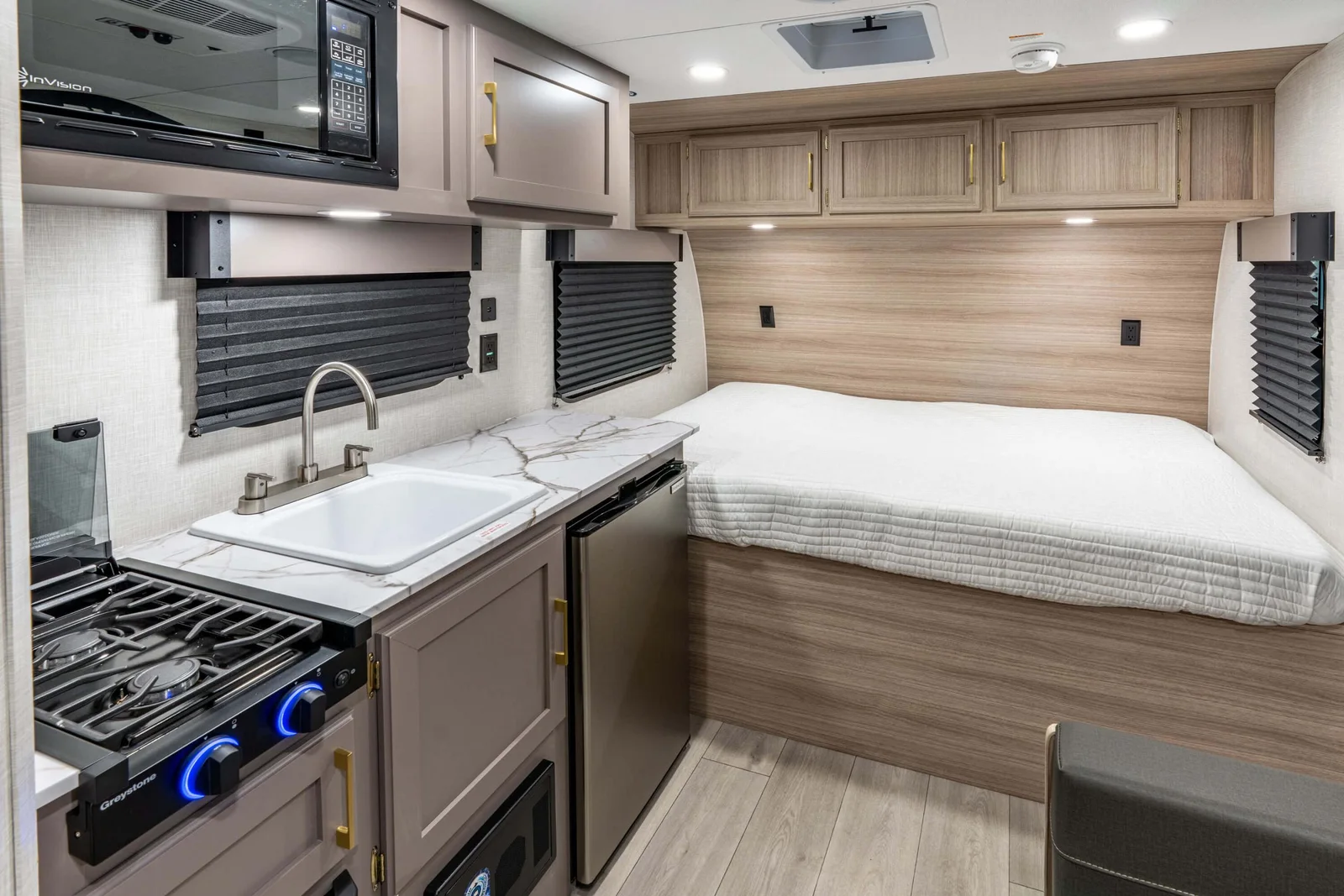2026 KZ RV Sportsmen Classic 130RD Travel Trailer Kitchen and Queen Bed — illustration du fabricant, millésime indiqué sur la photo