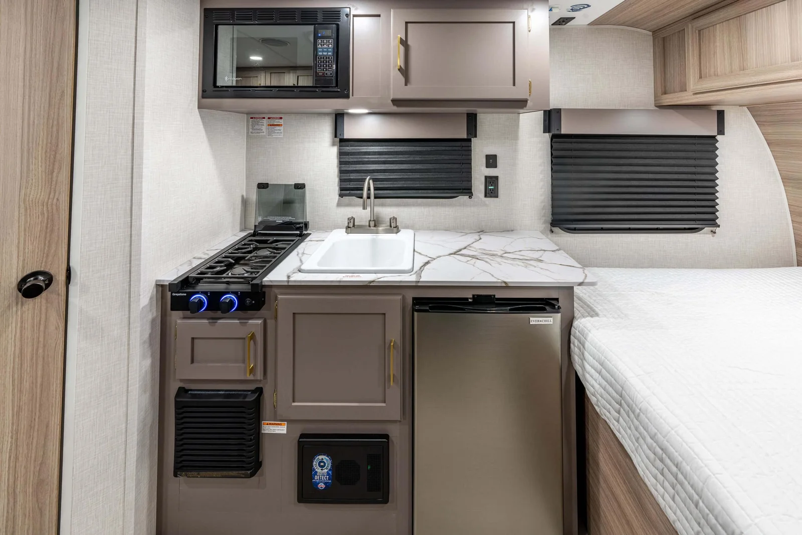 2026 KZ RV Sportsmen Classic 130RD Travel Trailer Kitchen — illustration du fabricant, millésime indiqué sur la photo