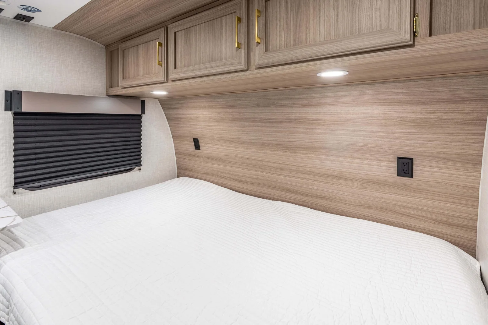 2026 KZ RV Sportsmen Classic 130RD Travel Trailer Queen Bed — illustration du fabricant, millésime indiqué sur la photo