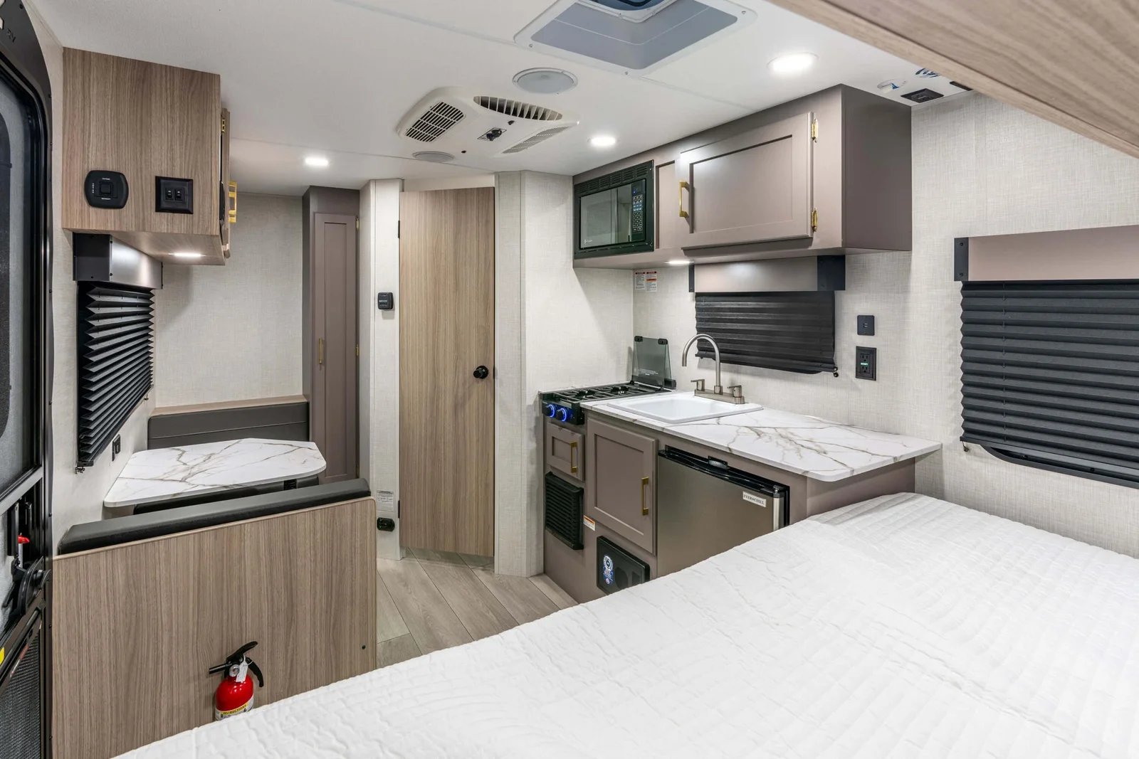 2026 KZ RV Sportsmen Classic 130RD Travel Trailer Kitchen and Living Room — illustration du fabricant, millésime indiqué sur la photo