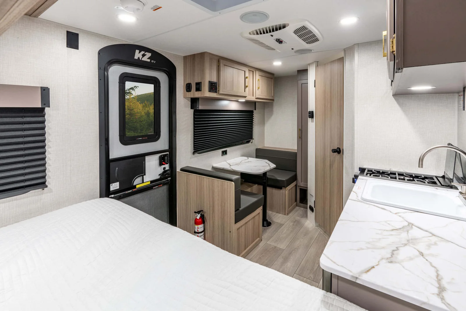 2026 KZ RV Sportsmen Classic 130RD Travel Trailer Dinette and Living Room — illustration du fabricant, millésime indiqué sur la photo