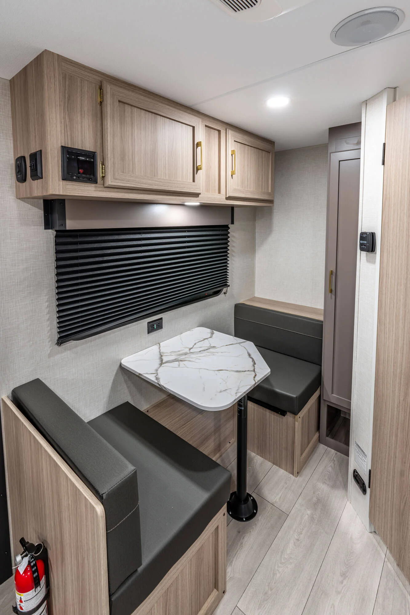 2026 KZ RV Sportsmen Classic 130RD Travel Trailer Dinette — illustration du fabricant, millésime indiqué sur la photo
