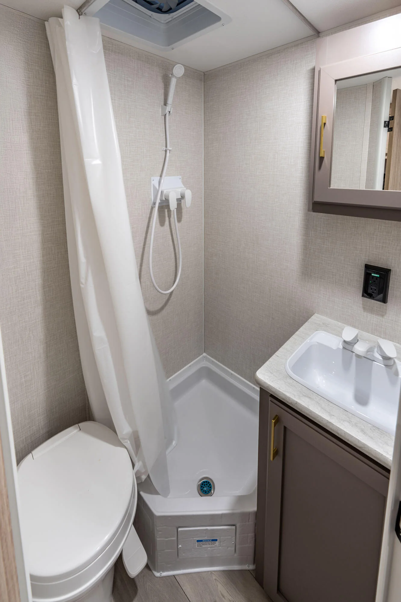 2026 KZ RV Sportsmen Classic 130RD Travel Trailer Bathroom — illustration du fabricant, millésime indiqué sur la photo