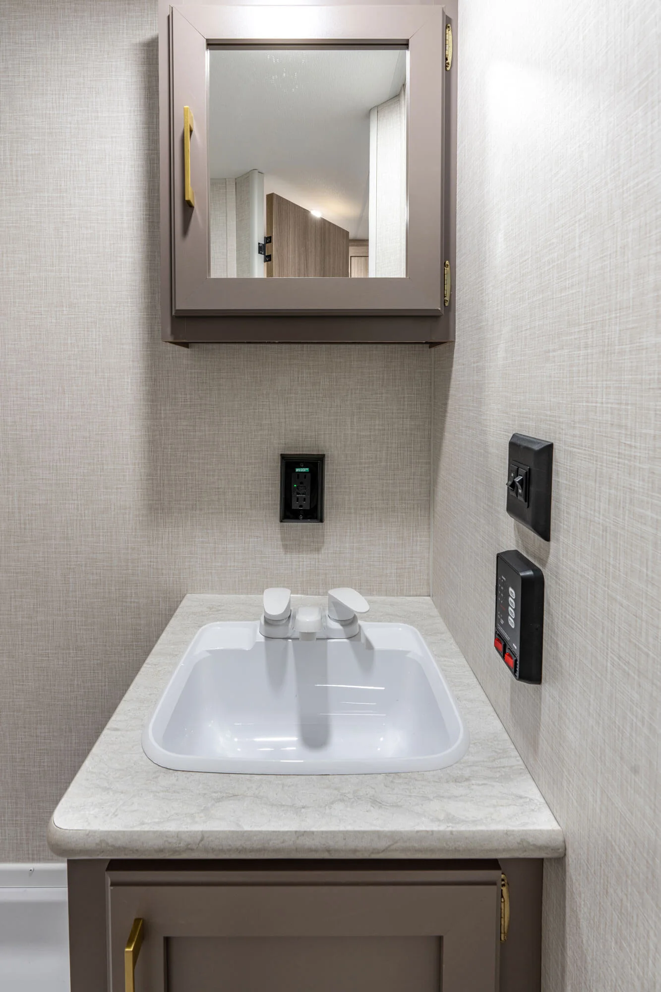 2026 KZ RV Sportsmen Classic 130RD Travel Trailer Bathroom Vanity — illustration du fabricant, millésime indiqué sur la photo