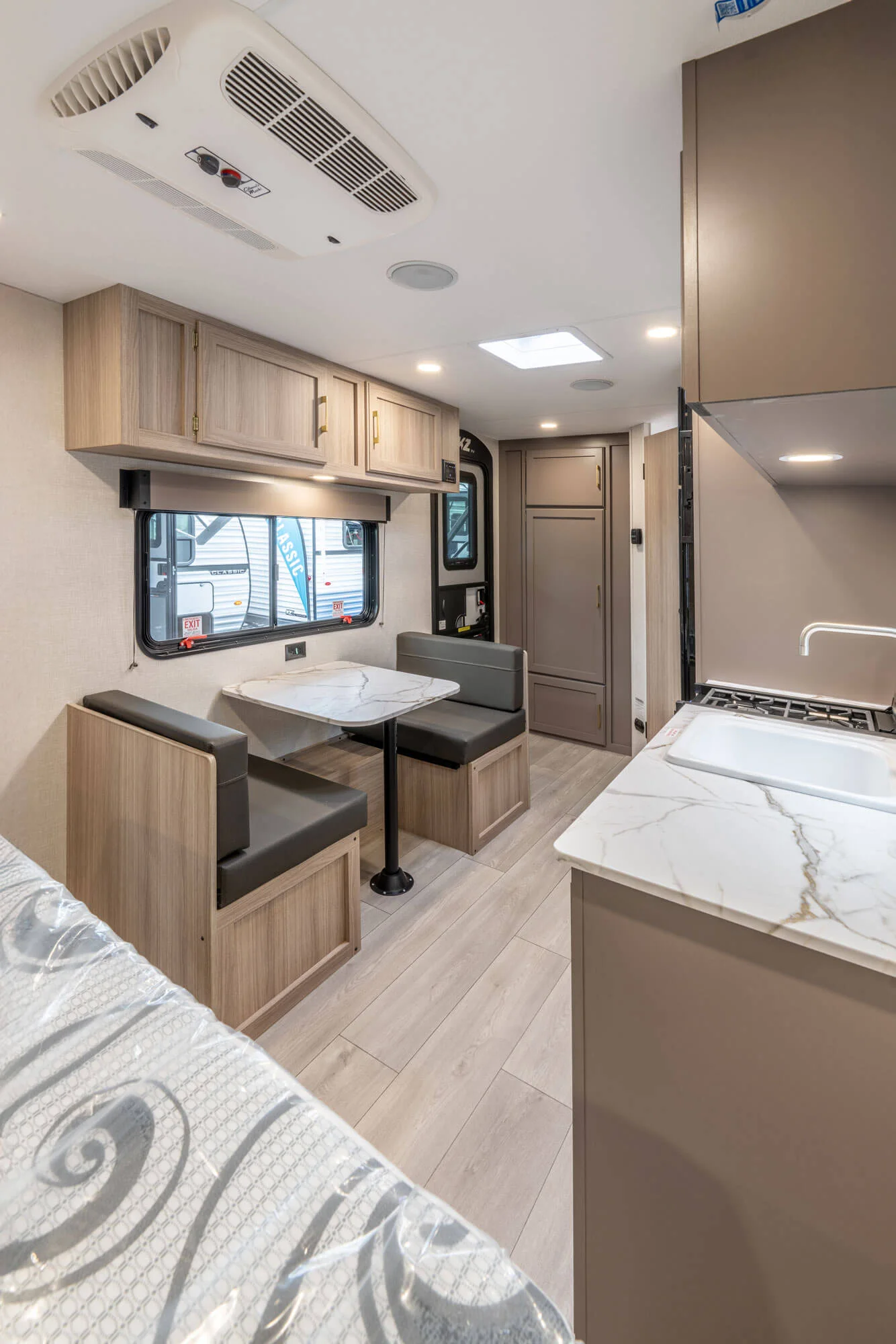2026 KZ RV Sportsmen Classic 160QB Travel Trailer Dinette — illustration du fabricant, millésime indiqué sur la photo