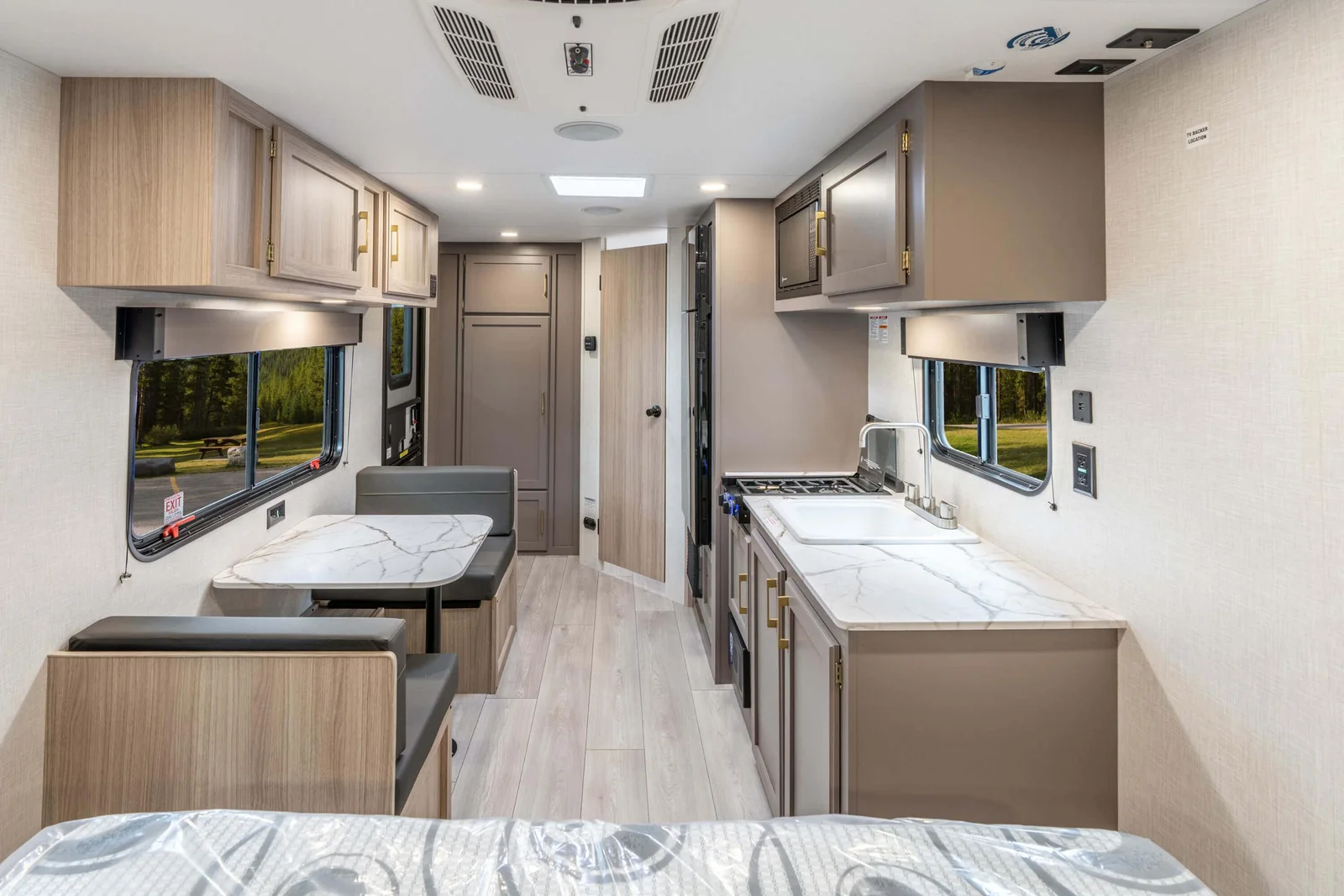 2026 KZ RV Sportsmen Classic 160QB Travel Trailer Front to Back — illustration du fabricant, millésime indiqué sur la photo