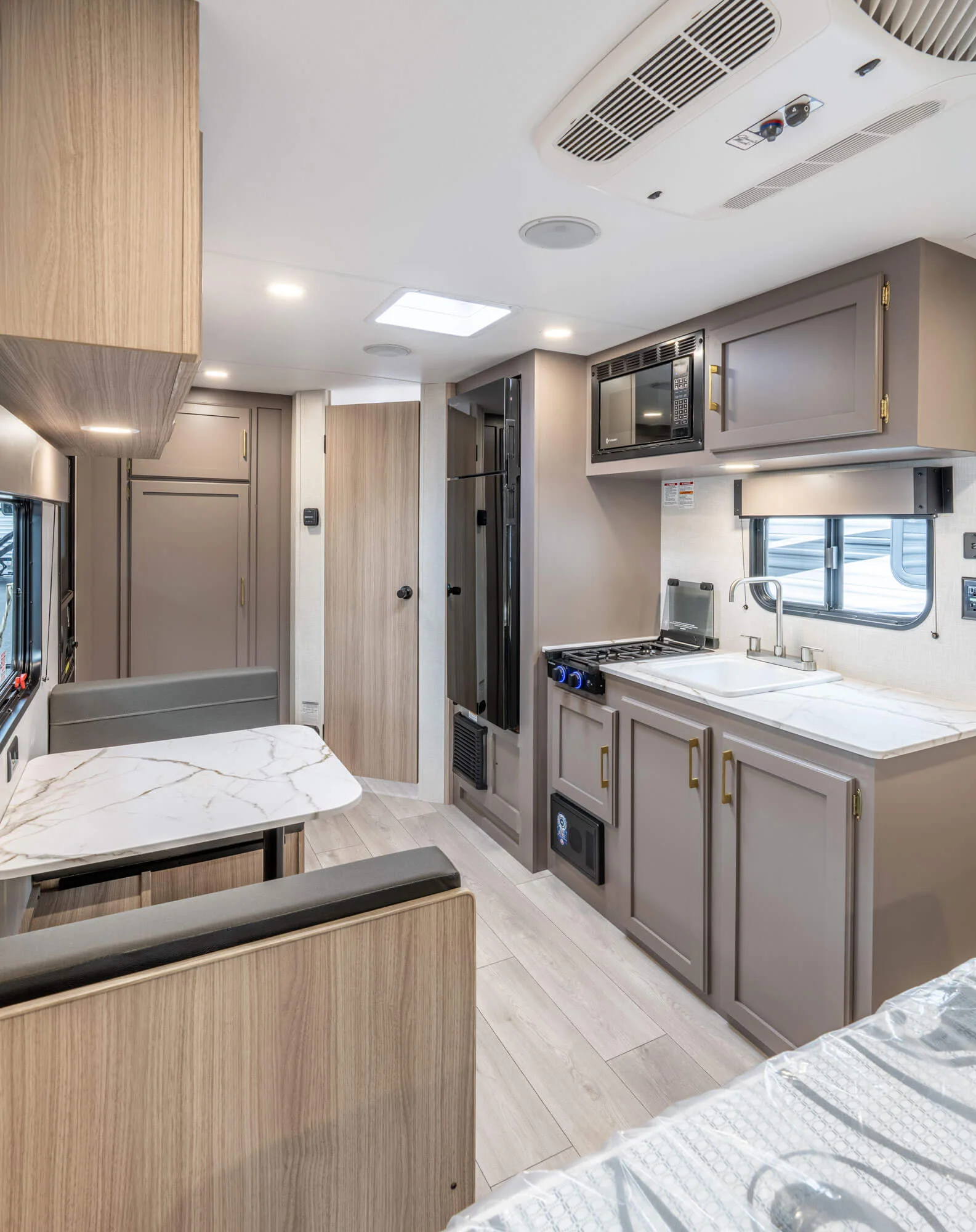 2026 KZ RV Sportsmen Classic 160QB Travel Trailer Kitchen 2 — illustration du fabricant, millésime indiqué sur la photo