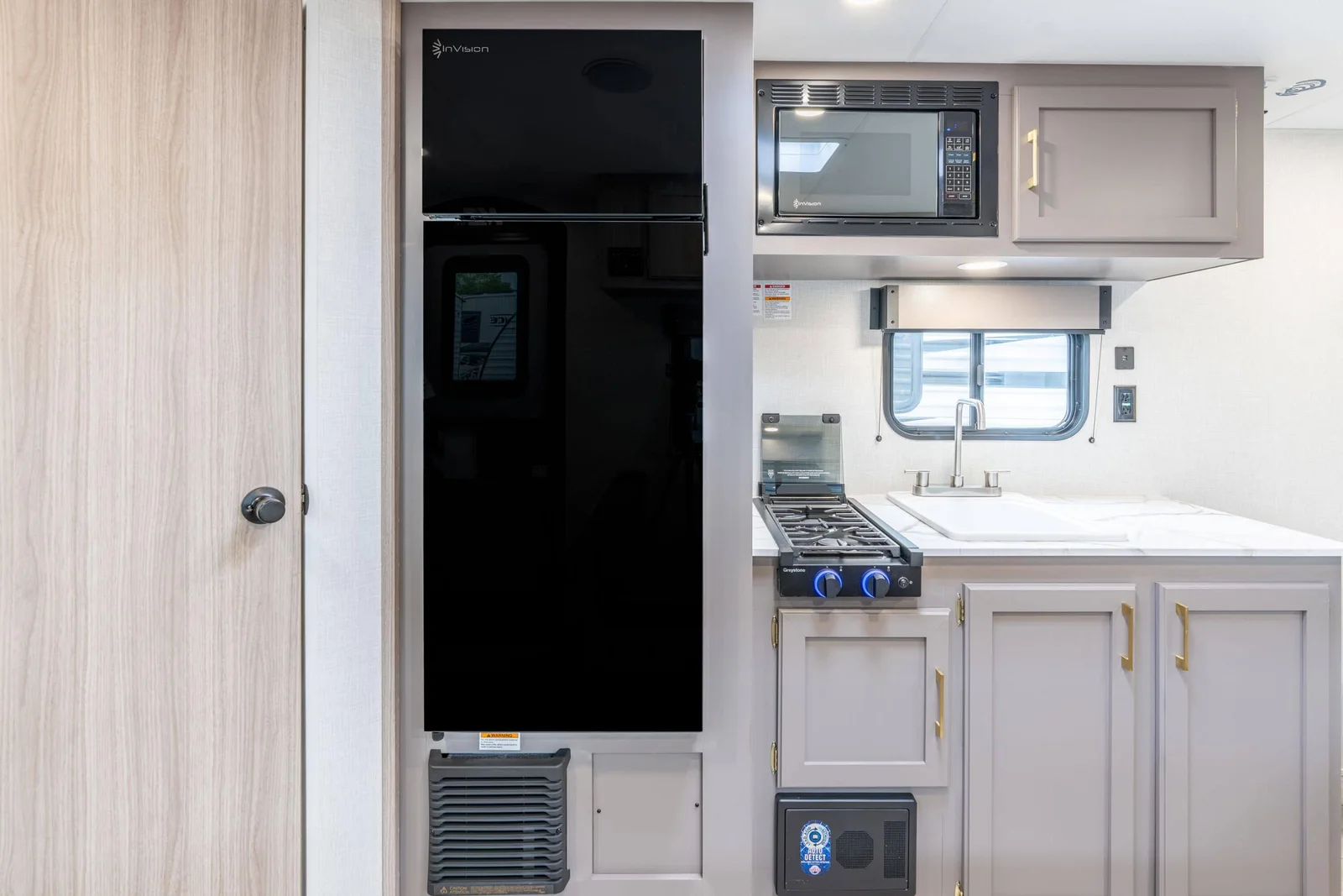 2026 KZ RV Sportsmen Classic 160QB Travel Trailer Kitchen 1 — illustration du fabricant, millésime indiqué sur la photo
