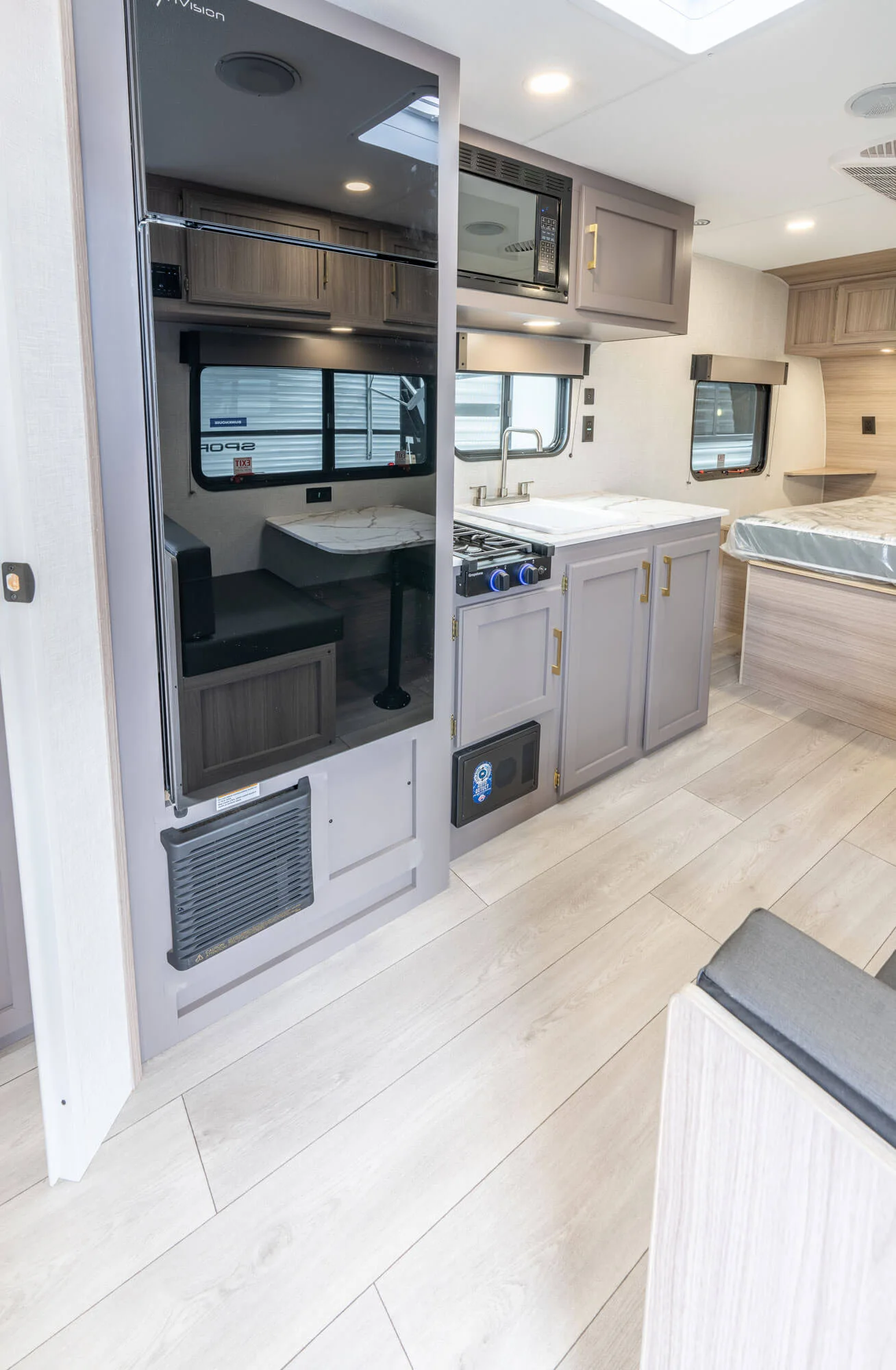2026 KZ RV Sportsmen Classic 160QB Travel Trailer Kitchen Refrigerator — illustration du fabricant, millésime indiqué sur la photo