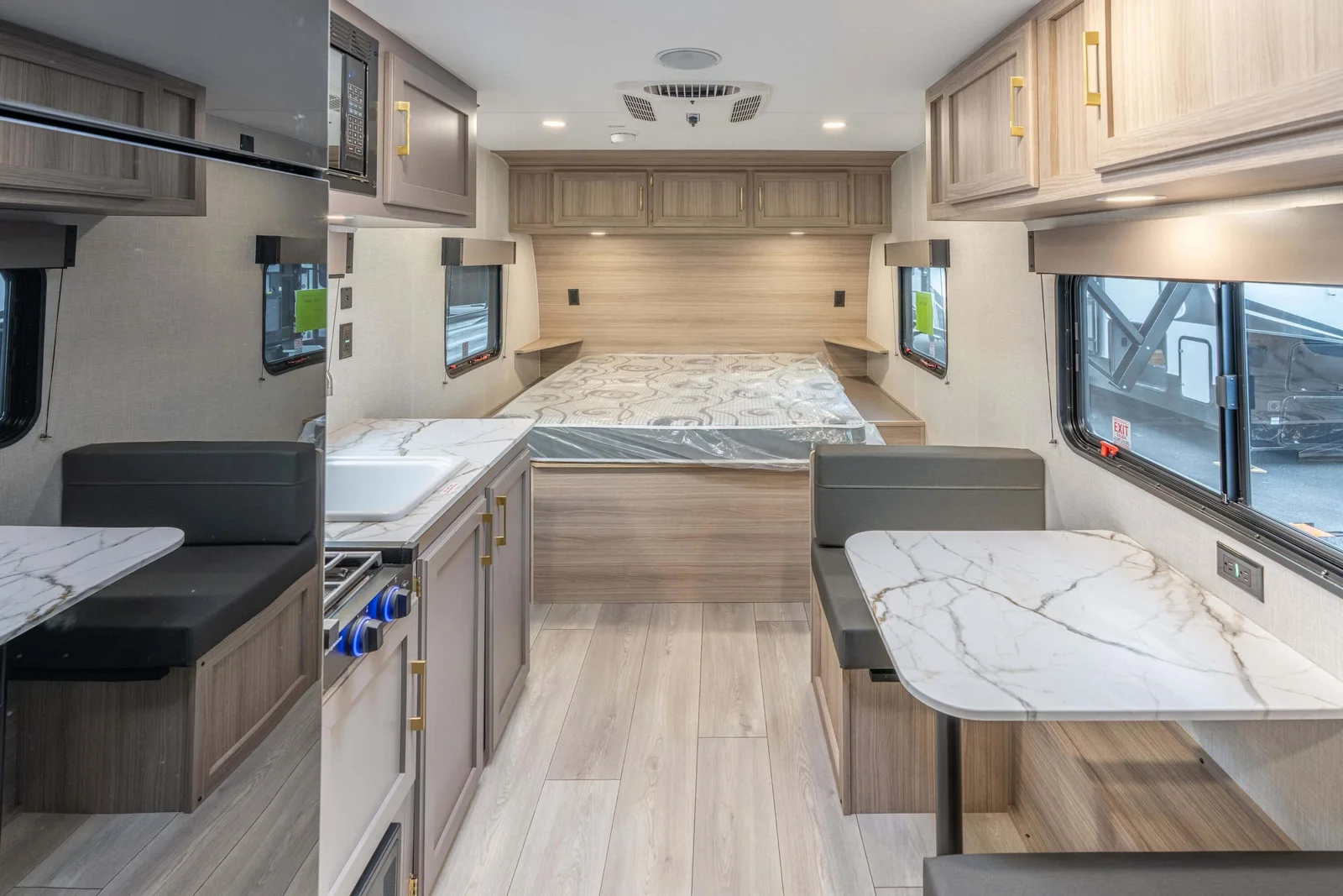 2026 KZ RV Sportsmen Classic 160QB Travel Trailer Back to Front — illustration du fabricant, millésime indiqué sur la photo