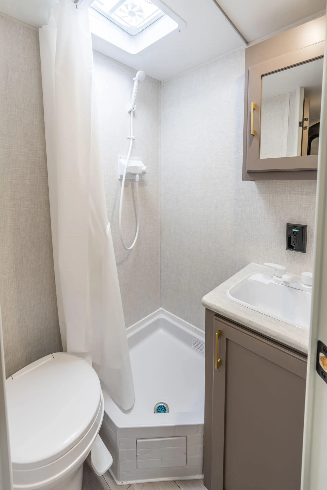 2026 KZ RV Sportsmen Classic 160QB Travel Trailer Bathroom — illustration du fabricant, millésime indiqué sur la photo