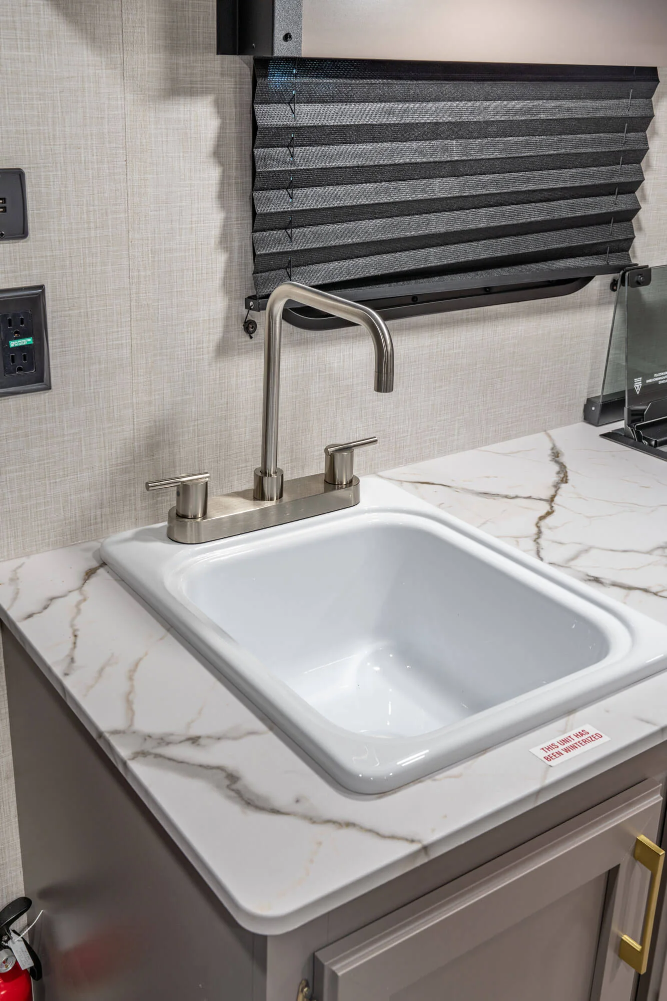 2026 KZ RV Sportsmen Classic 171BH Travel Trailer Kitchen Sink — illustration du fabricant, millésime indiqué sur la photo