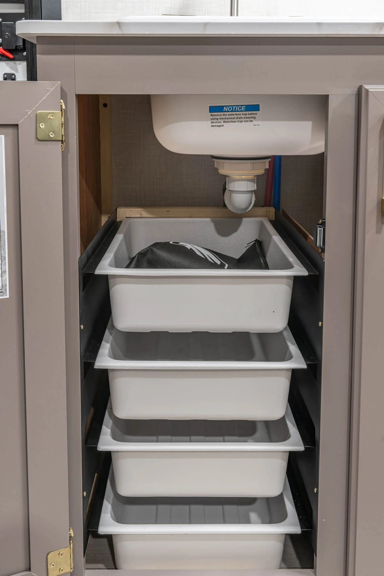 2026 KZ RV Sportsmen Classic 171BH Travel Trailer Under Sink Storage — illustration du fabricant, millésime indiqué sur la photo