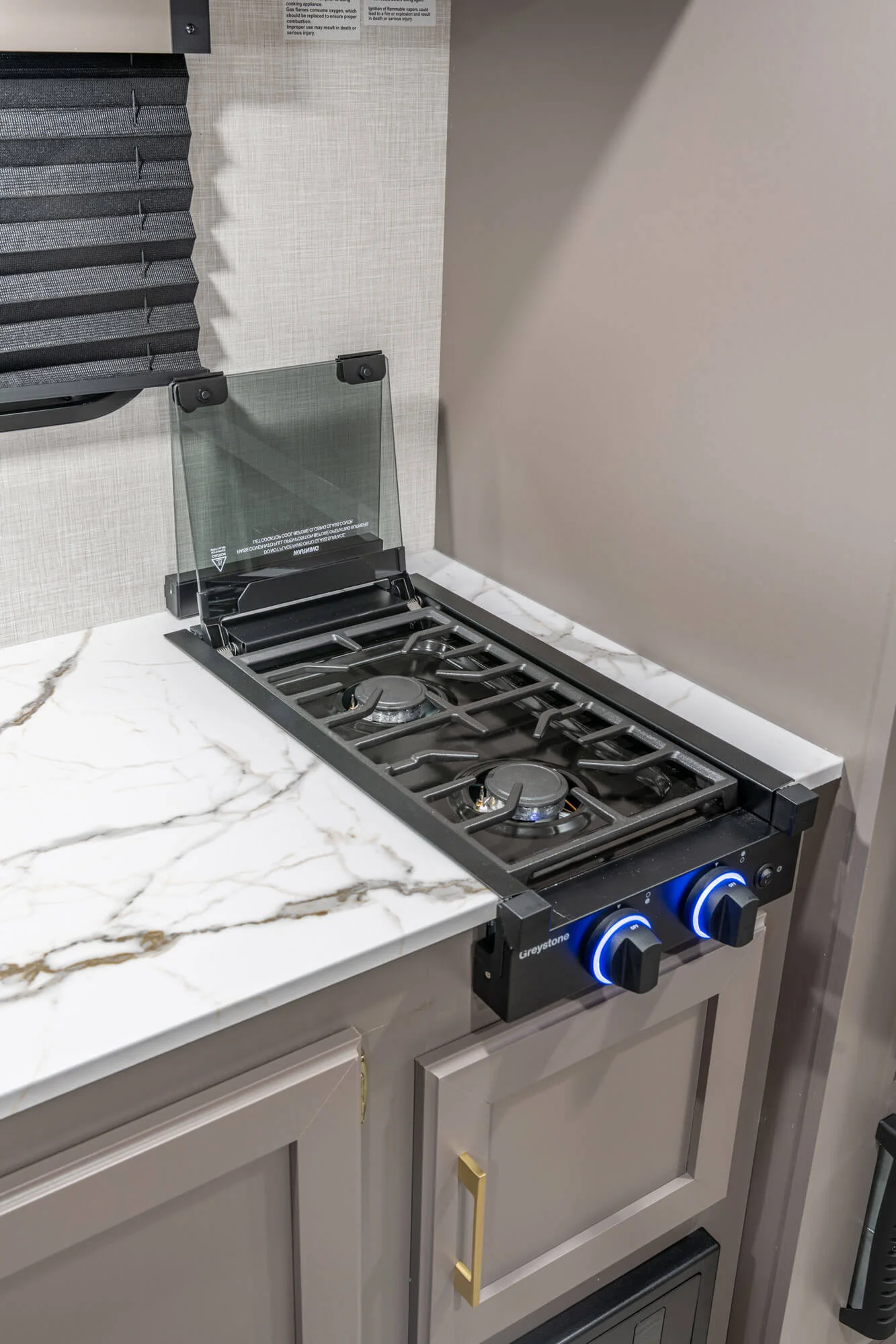 2026 KZ RV Sportsmen Classic 171BH Travel Trailer Cooktop — illustration du fabricant, millésime indiqué sur la photo