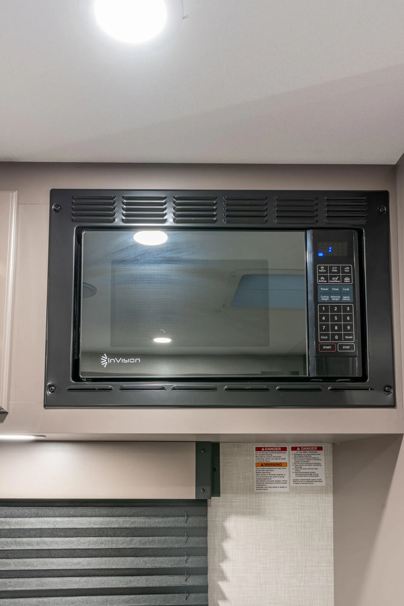 2026 KZ RV Sportsmen Classic 171BH Travel Trailer Microwave — illustration du fabricant, millésime indiqué sur la photo