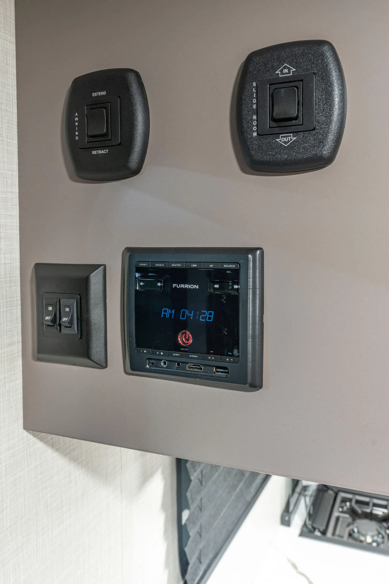 2026 KZ RV Sportsmen Classic 171BH Travel Trailer Control Center — illustration du fabricant, millésime indiqué sur la photo