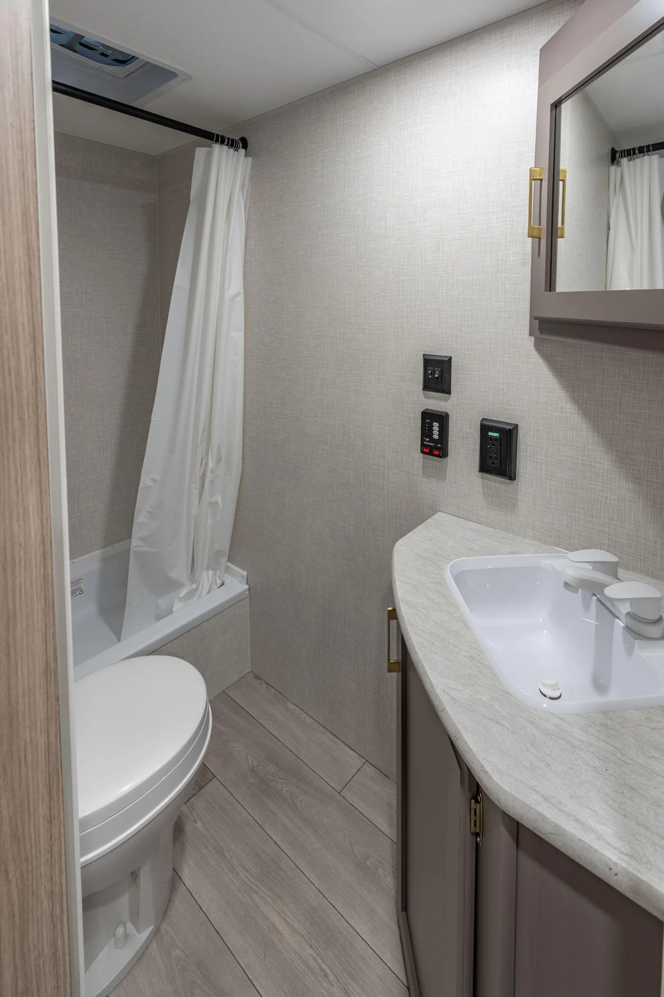 2026 KZ RV Sportsmen Classic 171BH Travel Trailer Full Bathroom — illustration du fabricant, millésime indiqué sur la photo