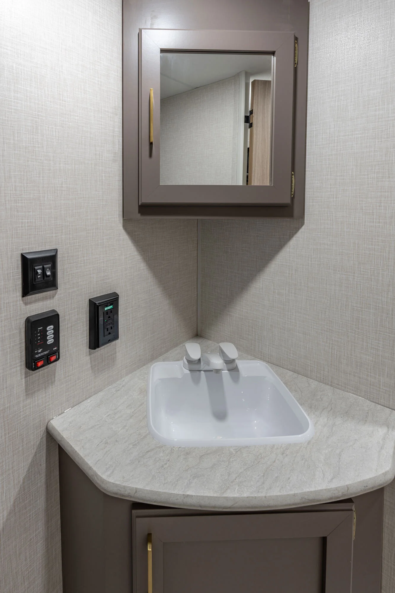 2026 KZ RV Sportsmen Classic 171BH Travel Trailer Bathroom Vanity — illustration du fabricant, millésime indiqué sur la photo