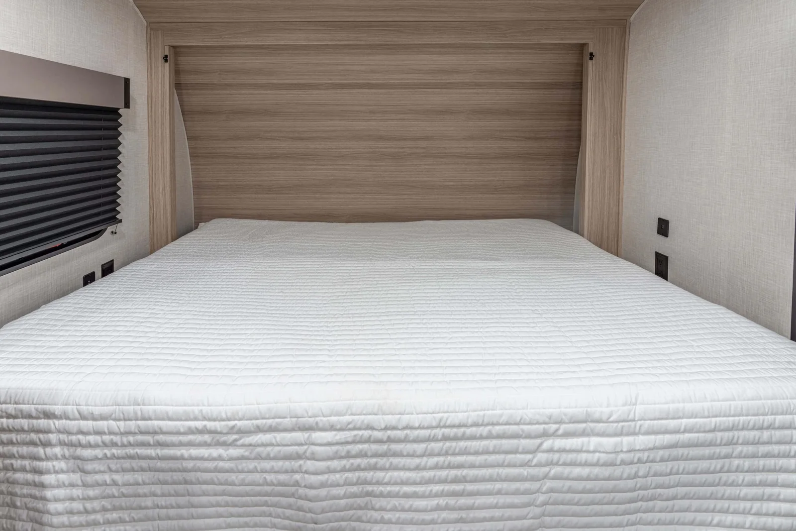 2026 KZ RV Sportsmen Classic 171BH Travel Trailer Queen Bed — illustration du fabricant, millésime indiqué sur la photo