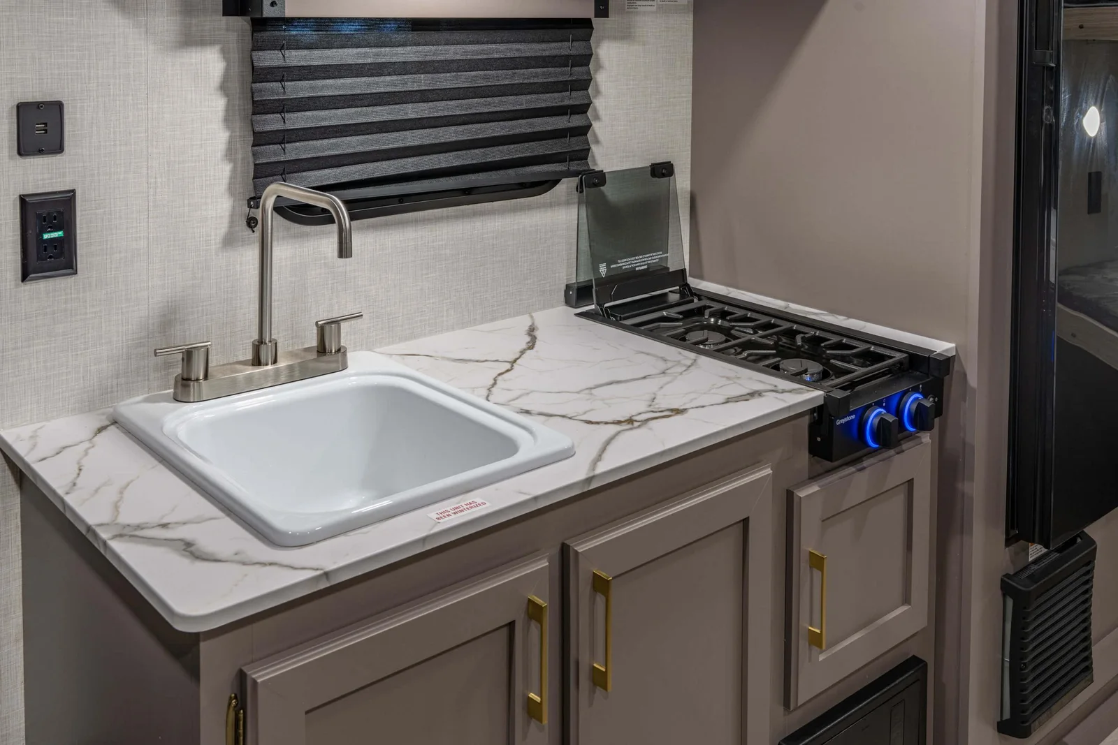 2026 KZ RV Sportsmen Classic 171BH Travel Trailer Kitchen Sink and Cooktop — illustration du fabricant, millésime indiqué sur la photo