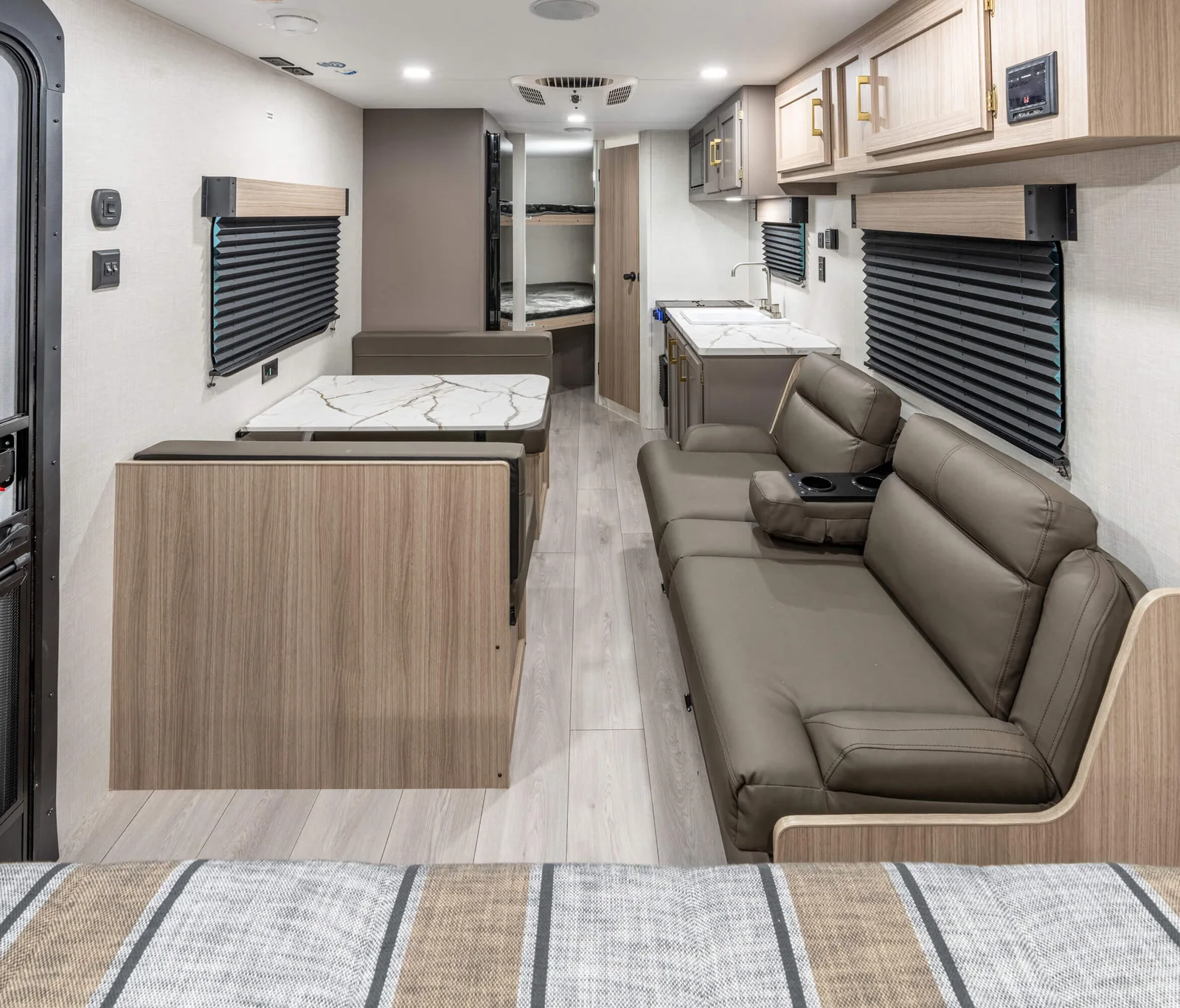 2026 KZ RV Sportsmen Classic 240BH Travel Trailer Interior 2 — illustration du fabricant, millésime indiqué sur la photo