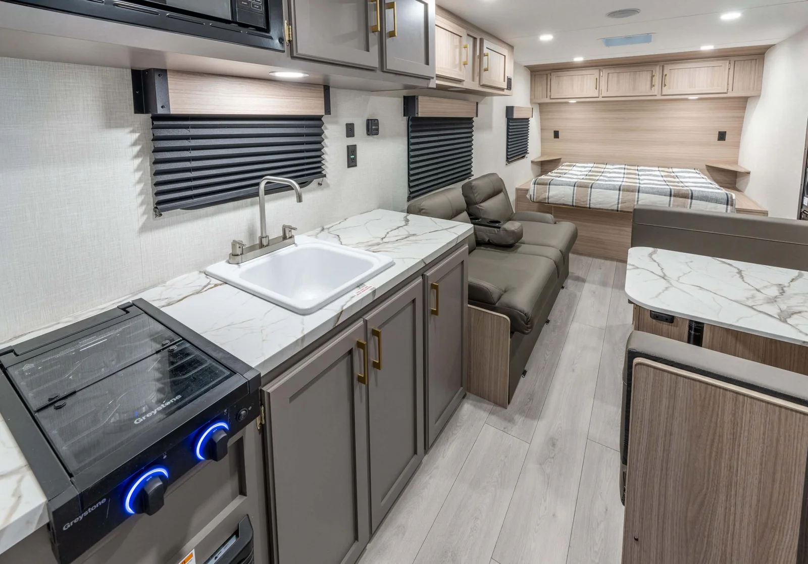 2026 KZ RV Sportsmen Classic 240BH Travel Trailer Interior 4 — illustration du fabricant, millésime indiqué sur la photo