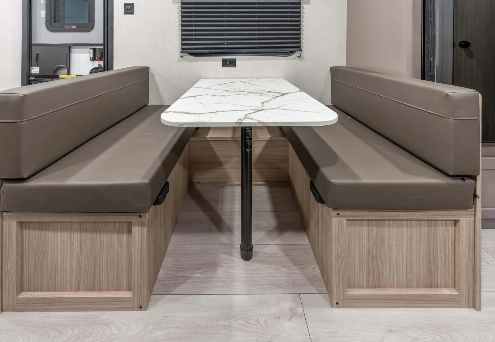 2026 KZ RV Sportsmen Classic 240BH Travel Trailer Interior 9 — illustration du fabricant, millésime indiqué sur la photo