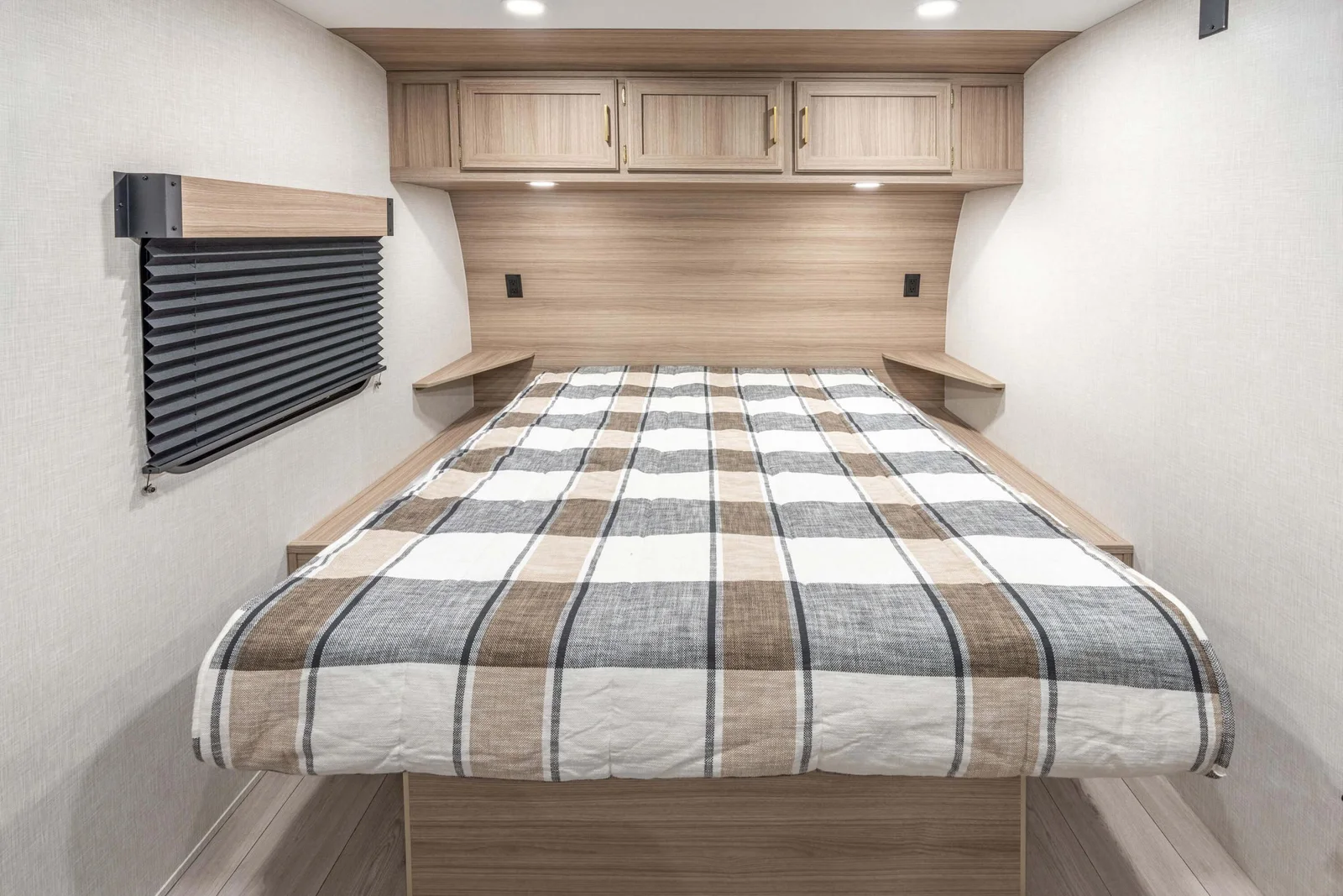 2026 KZ RV Sportsmen Classic 240BH Travel Trailer Interior 3 — illustration du fabricant, millésime indiqué sur la photo