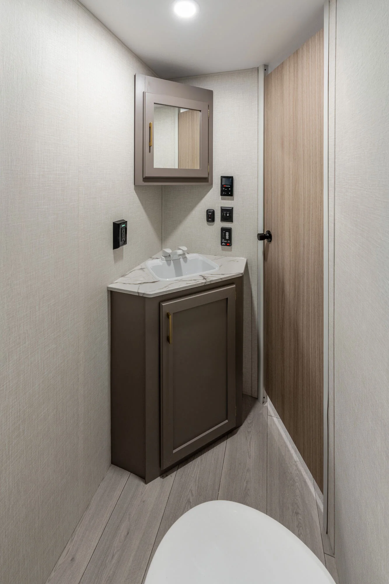 2026 KZ RV Sportsmen Classic 240BH Travel Trailer Interior 12 — illustration du fabricant, millésime indiqué sur la photo