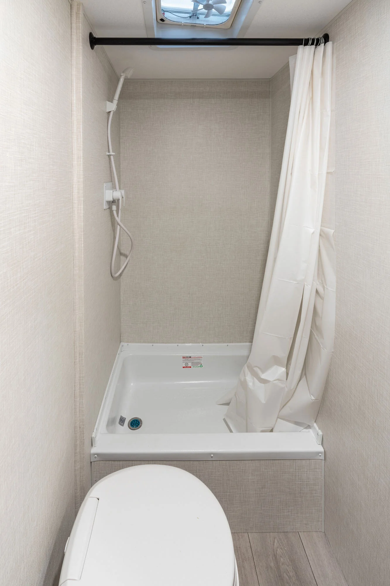 2026 KZ RV Sportsmen Classic 240BH Travel Trailer Interior 11 — illustration du fabricant, millésime indiqué sur la photo