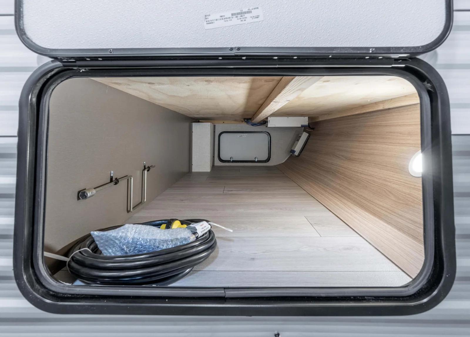 2026 KZ RV Sportsmen Classic 240BH Travel Trailer Exterior 1 — illustration du fabricant, millésime indiqué sur la photo