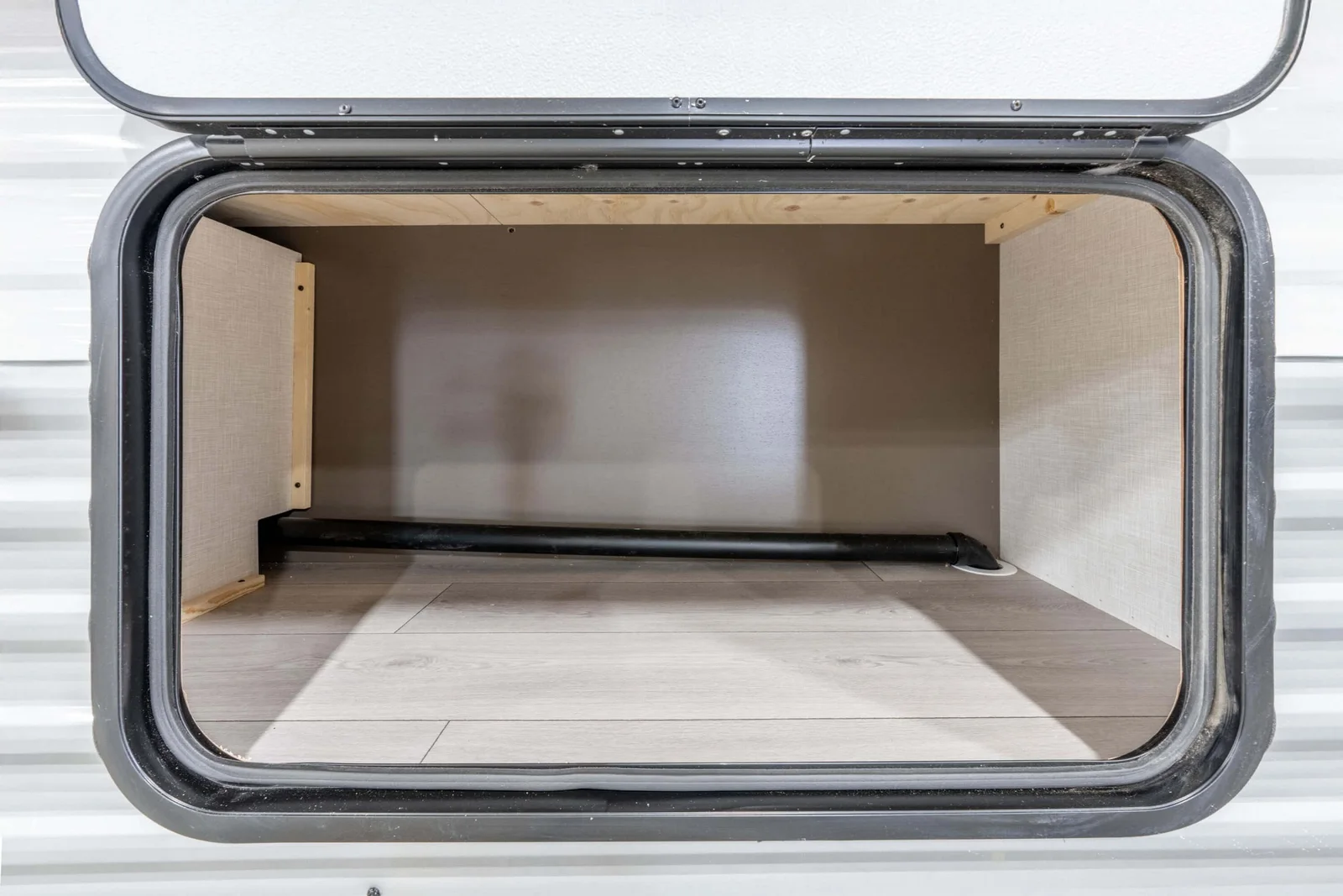 2026 KZ RV Sportsmen Classic 240BH Travel Trailer Exterior 2 — illustration du fabricant, millésime indiqué sur la photo