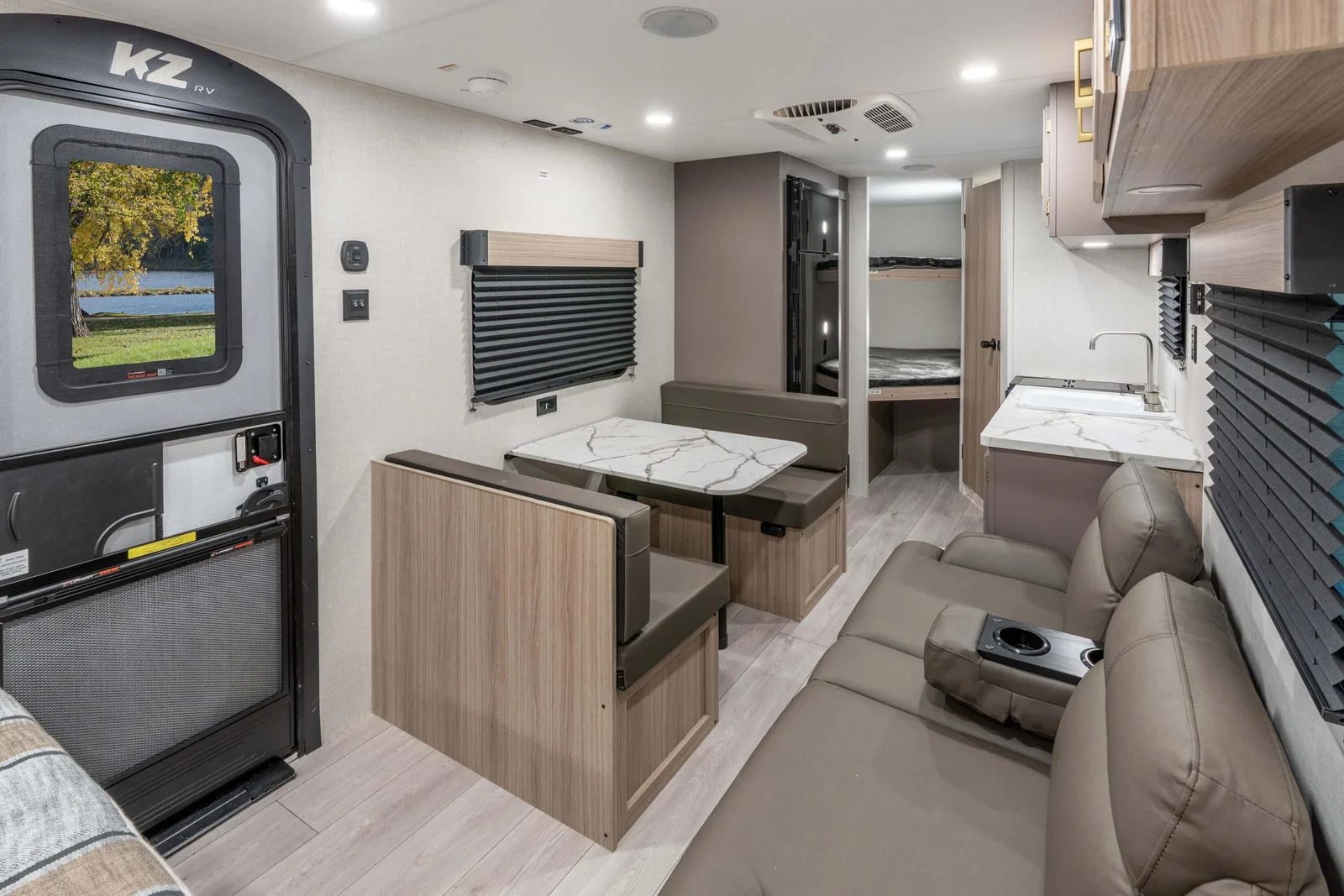 2026 KZ RV Sportsmen Classic 240BH Travel Trailer Interior 6 — illustration du fabricant, millésime indiqué sur la photo