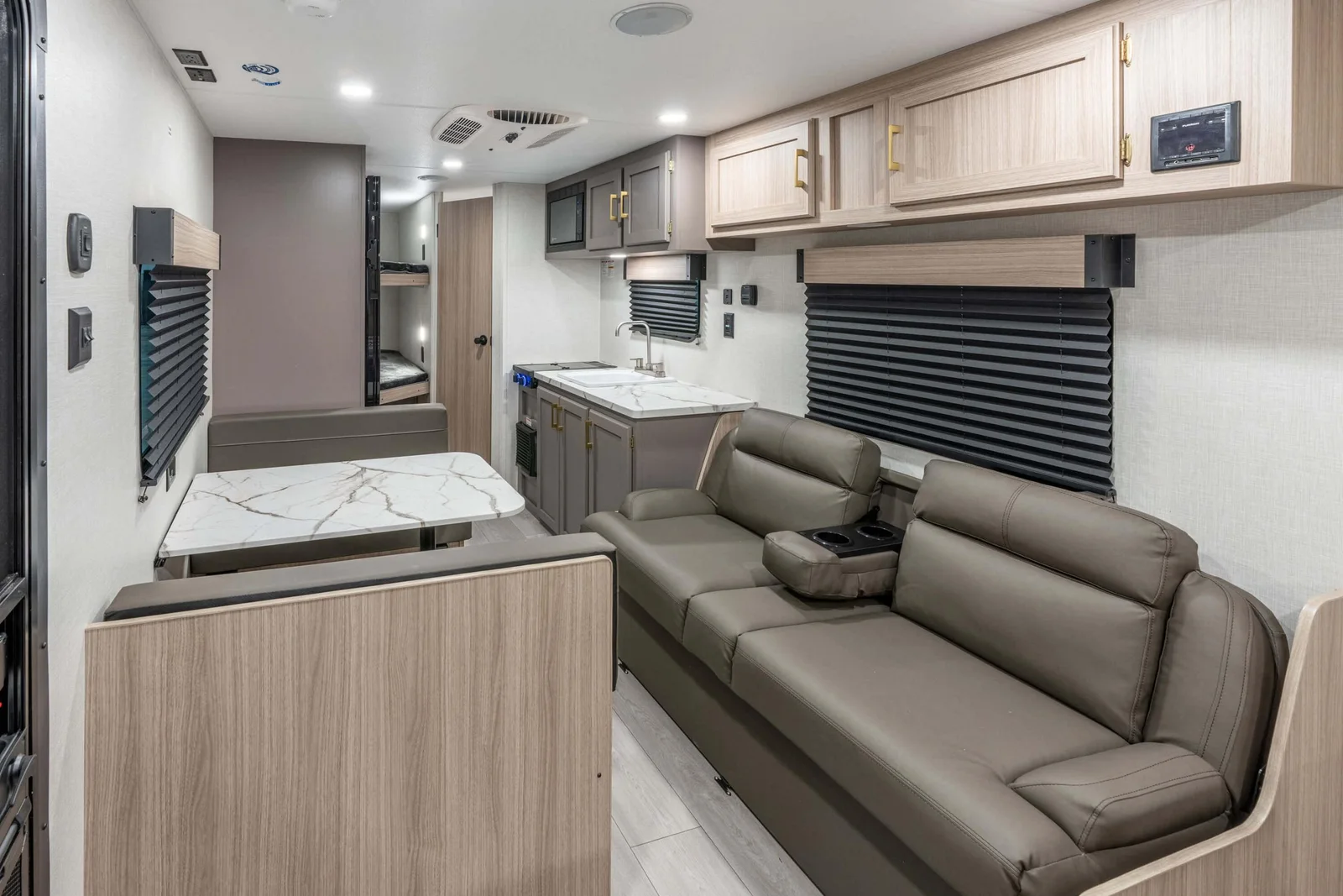 2026 KZ RV Sportsmen Classic 240BH Travel Trailer Interior 5 — illustration du fabricant, millésime indiqué sur la photo