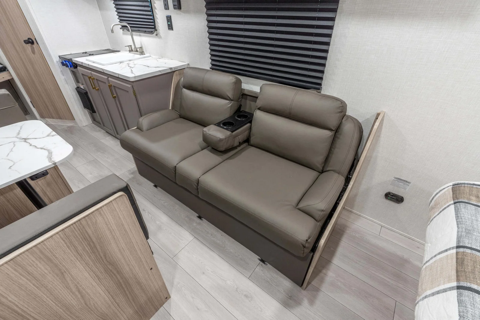 2026 KZ RV Sportsmen Classic 240BH Travel Trailer Interior 7 — illustration du fabricant, millésime indiqué sur la photo