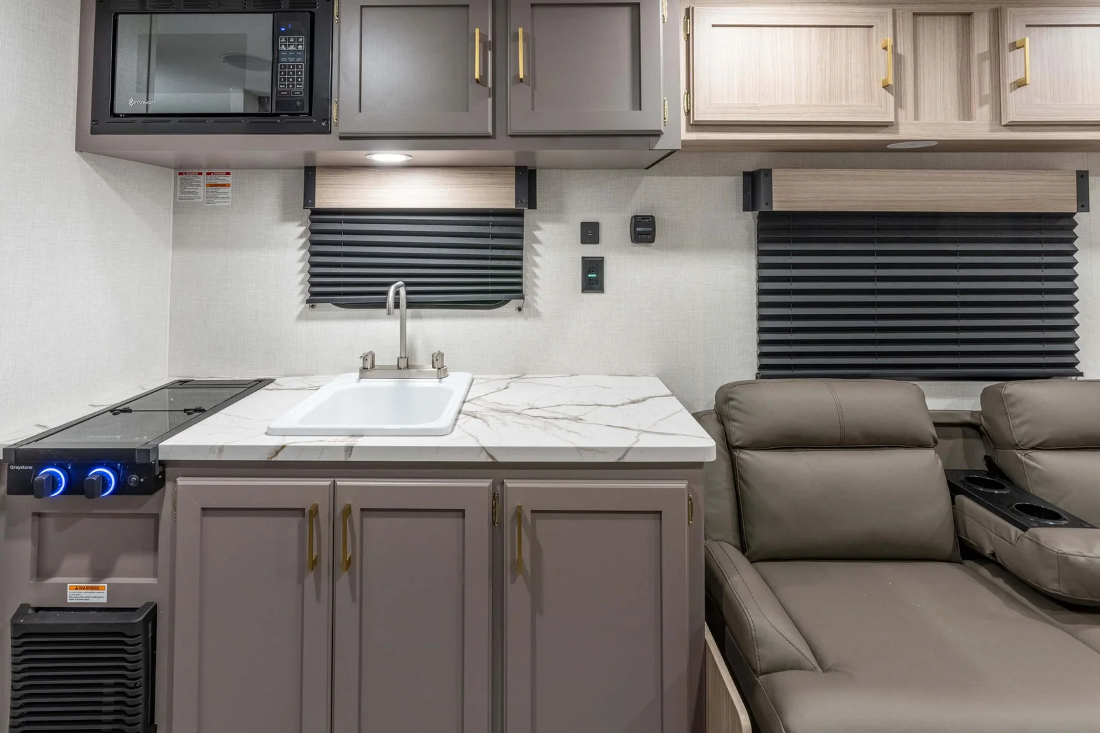 2026 KZ RV Sportsmen Classic 240BH Travel Trailer Interior 8 — illustration du fabricant, millésime indiqué sur la photo