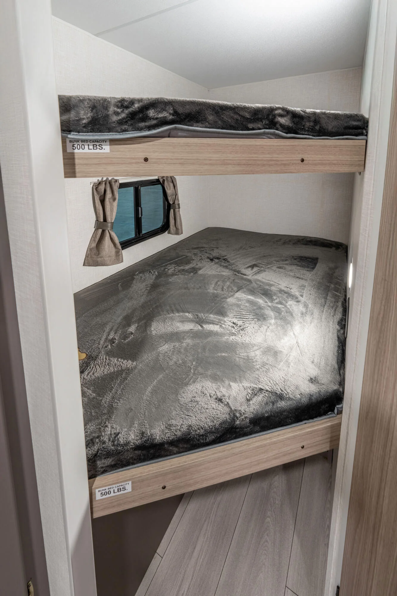 2026 KZ RV Sportsmen Classic 240BH Travel Trailer Interior 10 — illustration du fabricant, millésime indiqué sur la photo