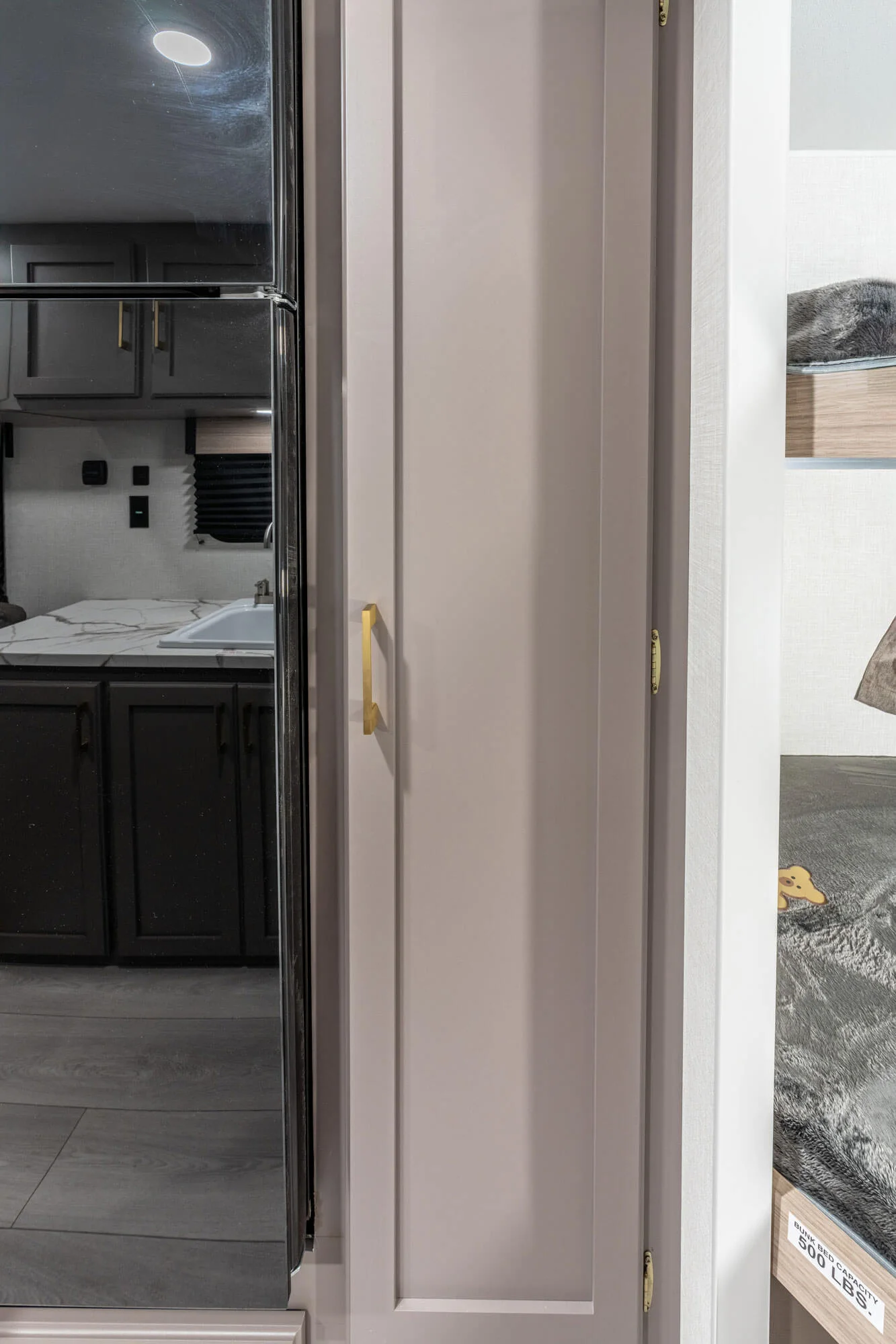2026 KZ RV Sportsmen Classic 240BH Travel Trailer Interior 13 — illustration du fabricant, millésime indiqué sur la photo