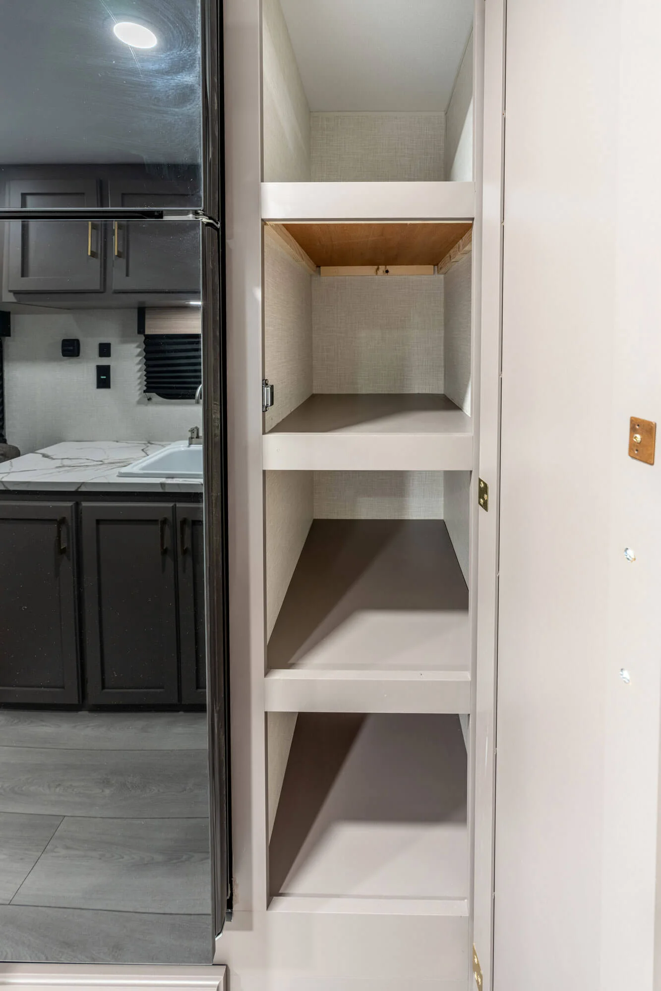 2026 KZ RV Sportsmen Classic 240BH Travel Trailer Interior 14 — illustration du fabricant, millésime indiqué sur la photo