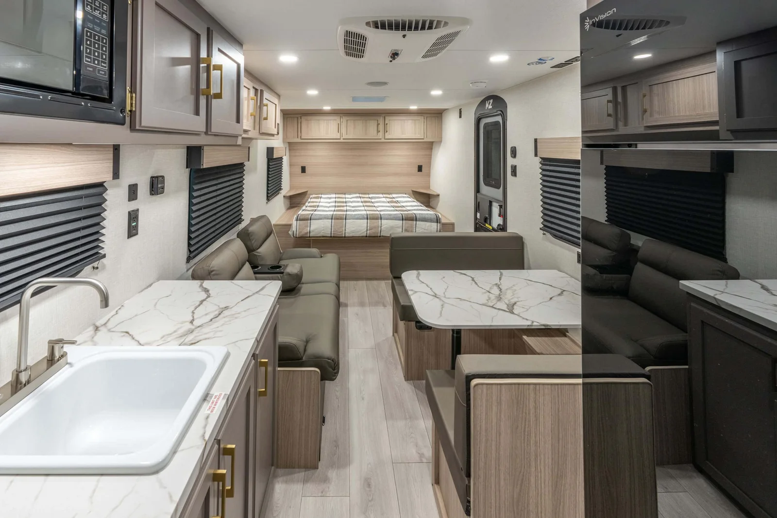 2026 KZ RV Sportsmen Classic 240BH Travel Trailer Interior 1 — illustration du fabricant, millésime indiqué sur la photo