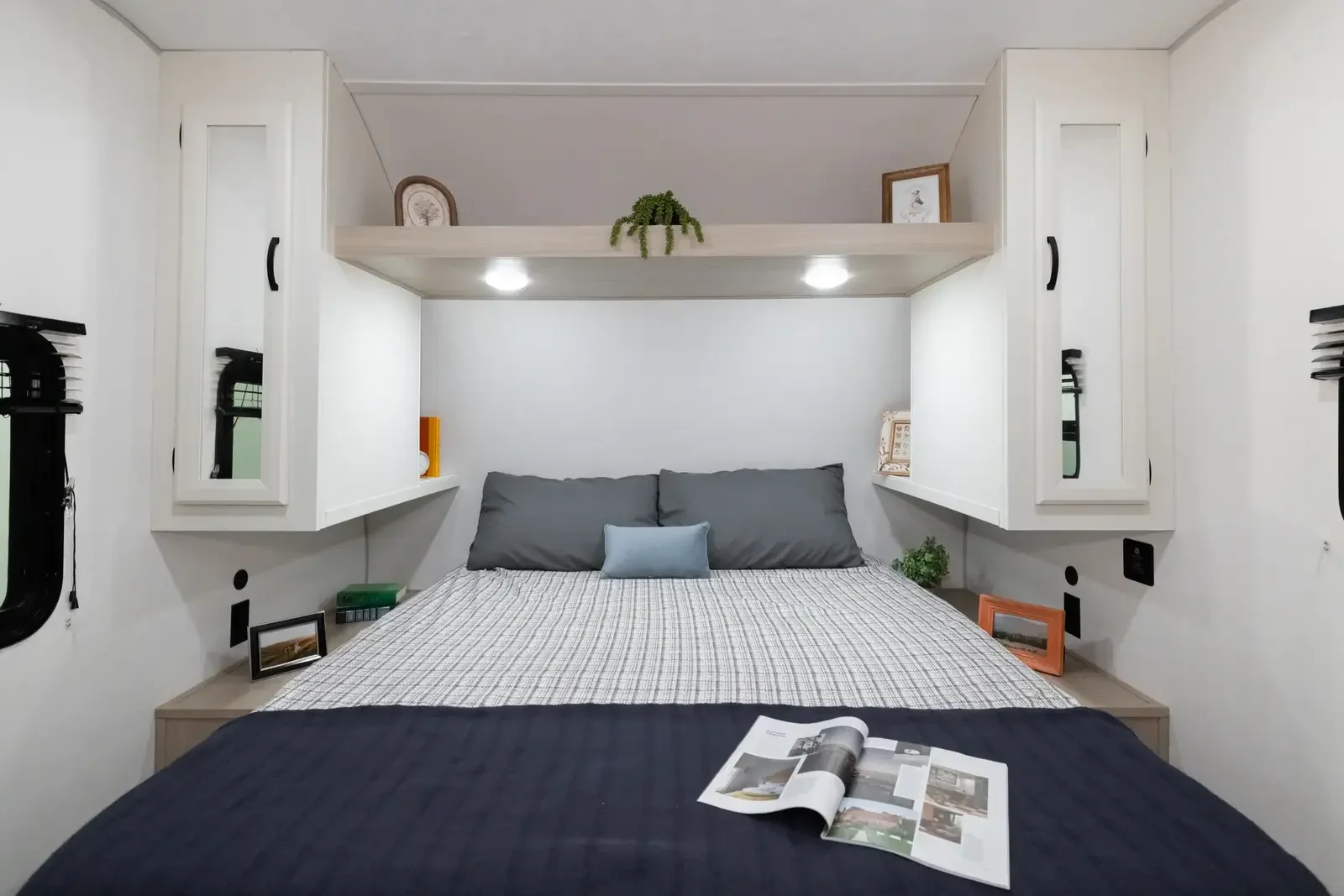 Forest River Viking 25RBS 2027 — Chambre avant