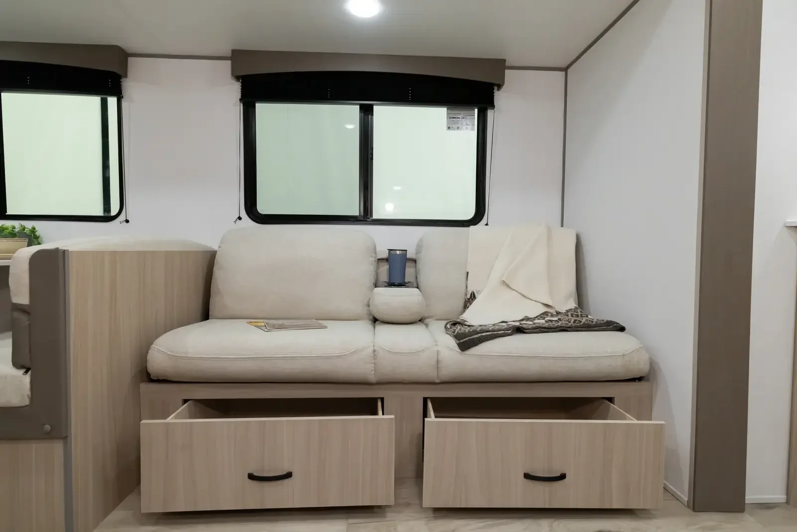 Forest River Viking 25RBS 2027 — Rangement sous le sofa